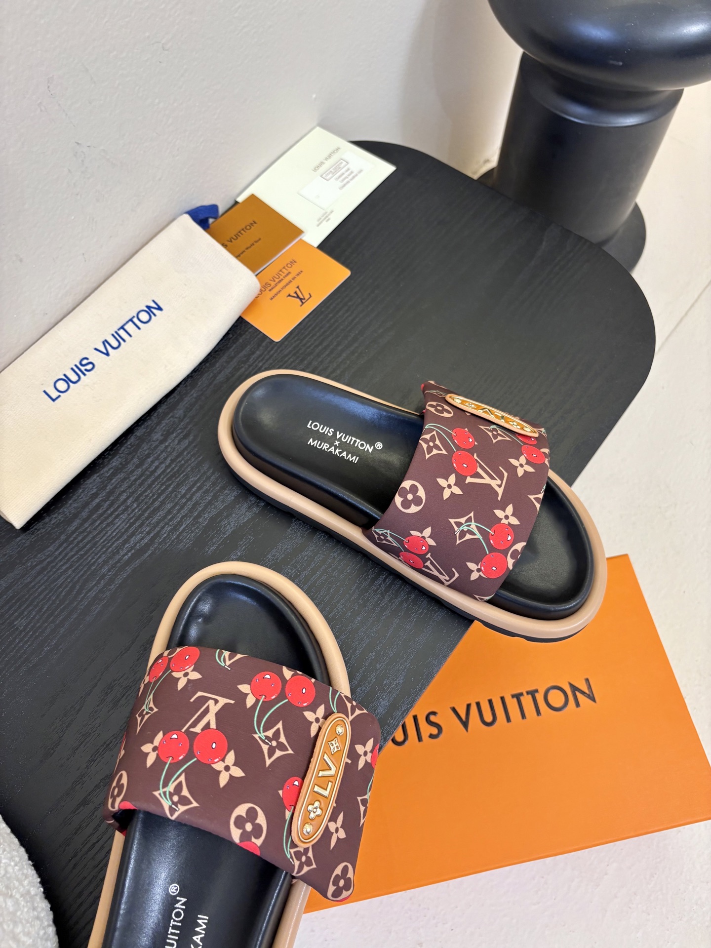 𝐋𝐨𝐮𝐢𝐬 𝐕𝐮𝐢𝐭𝐭𝐨面包拖款春夏穿搭出勤率最高的拖鞋上脚超级无敌舒服，贴合脚部不挑脚型宽脚背的姐妹也