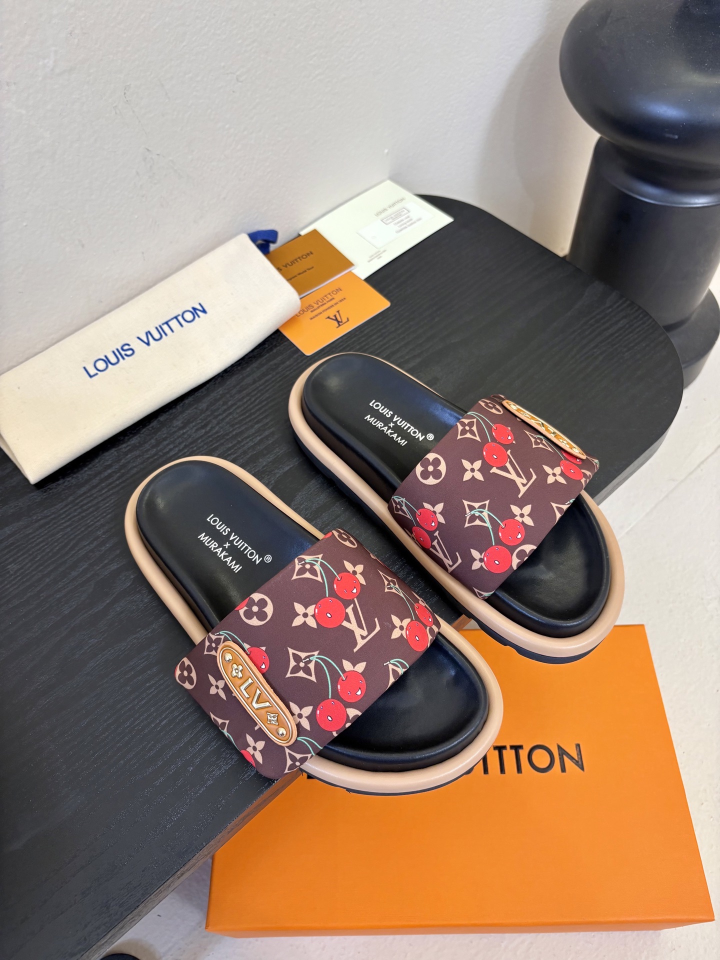 𝐋𝐨𝐮𝐢𝐬 𝐕𝐮𝐢𝐭𝐭𝐨面包拖款春夏穿搭出勤率最高的拖鞋上脚超级无敌舒服，贴合脚部不挑脚型宽脚背的姐妹也