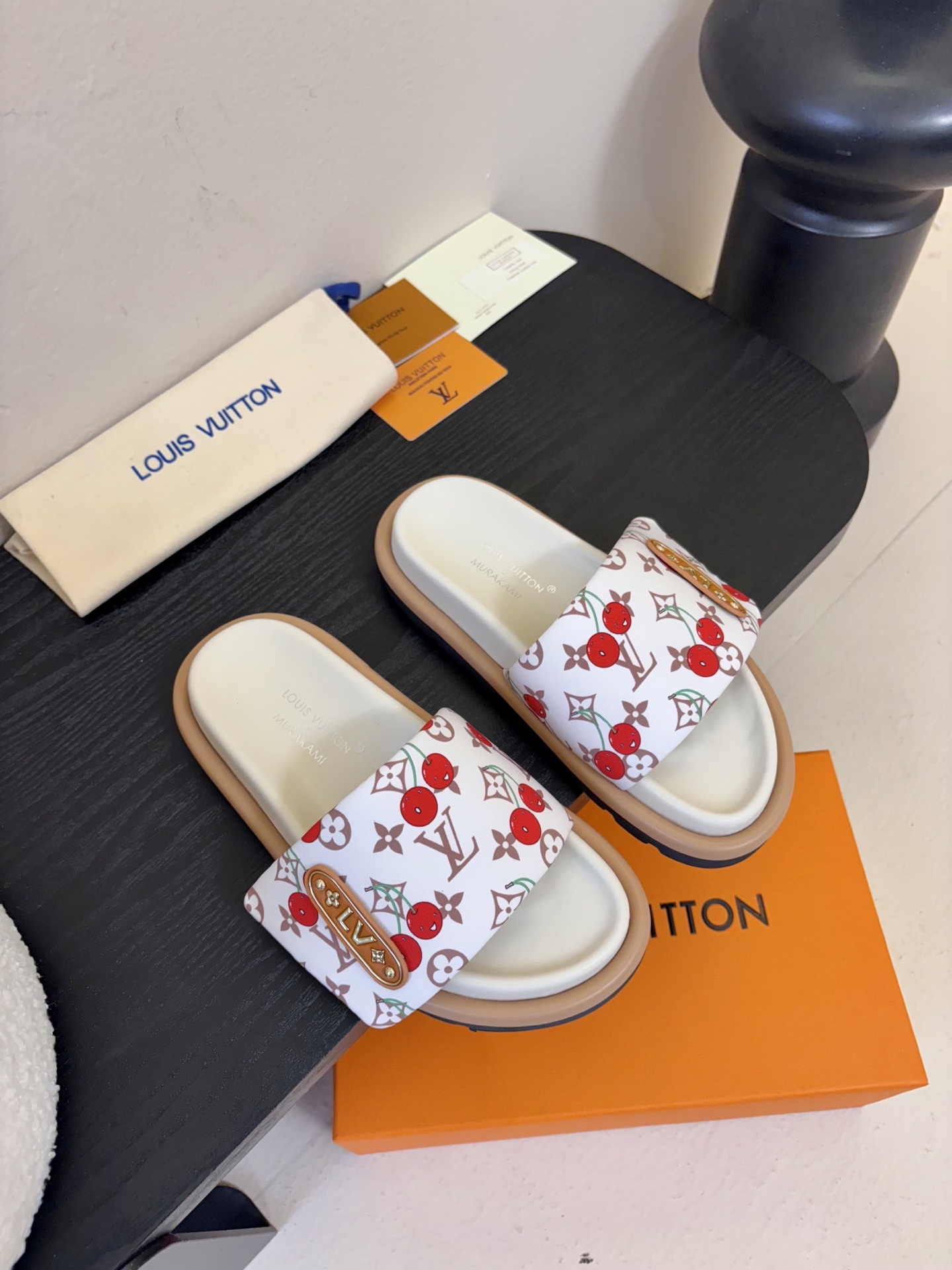 𝐋𝐨𝐮𝐢𝐬 𝐕𝐮𝐢𝐭𝐭𝐨面包拖款春夏穿搭出勤率最高的拖鞋上脚超级无敌舒服，贴合脚部不挑脚型宽脚背的姐妹也