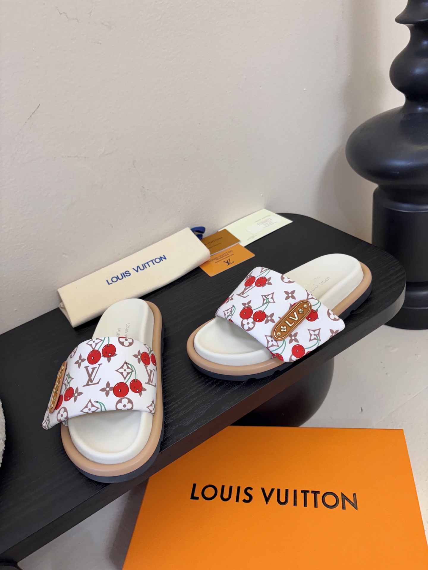 𝐋𝐨𝐮𝐢𝐬 𝐕𝐮𝐢𝐭𝐭𝐨面包拖款春夏穿搭出勤率最高的拖鞋上脚超级无敌舒服，贴合脚部不挑脚型宽脚背的姐妹也