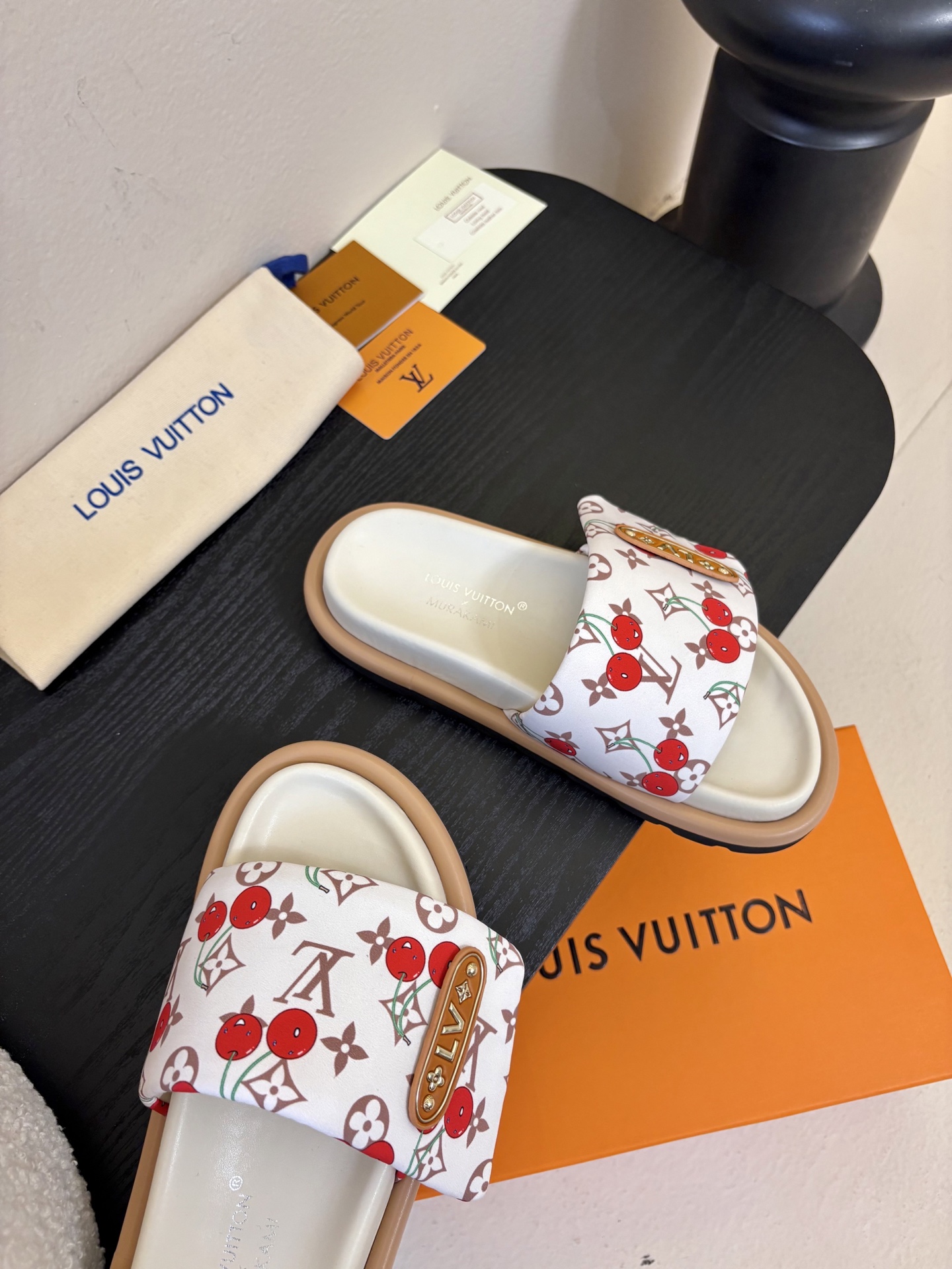 𝐋𝐨𝐮𝐢𝐬 𝐕𝐮𝐢𝐭𝐭𝐨面包拖款春夏穿搭出勤率最高的拖鞋上脚超级无敌舒服，贴合脚部不挑脚型宽脚背的姐妹也