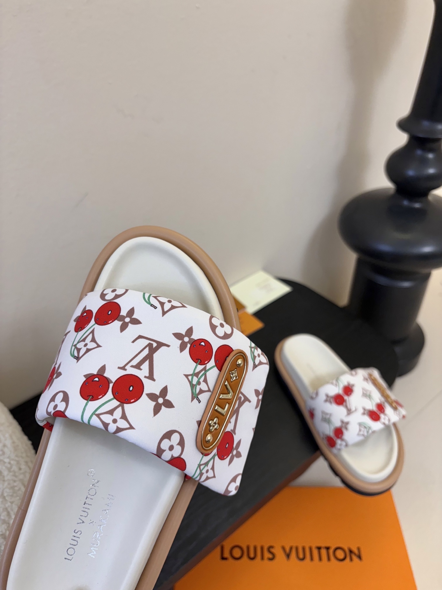 𝐋𝐨𝐮𝐢𝐬 𝐕𝐮𝐢𝐭𝐭𝐨面包拖款春夏穿搭出勤率最高的拖鞋上脚超级无敌舒服，贴合脚部不挑脚型宽脚背的姐妹也