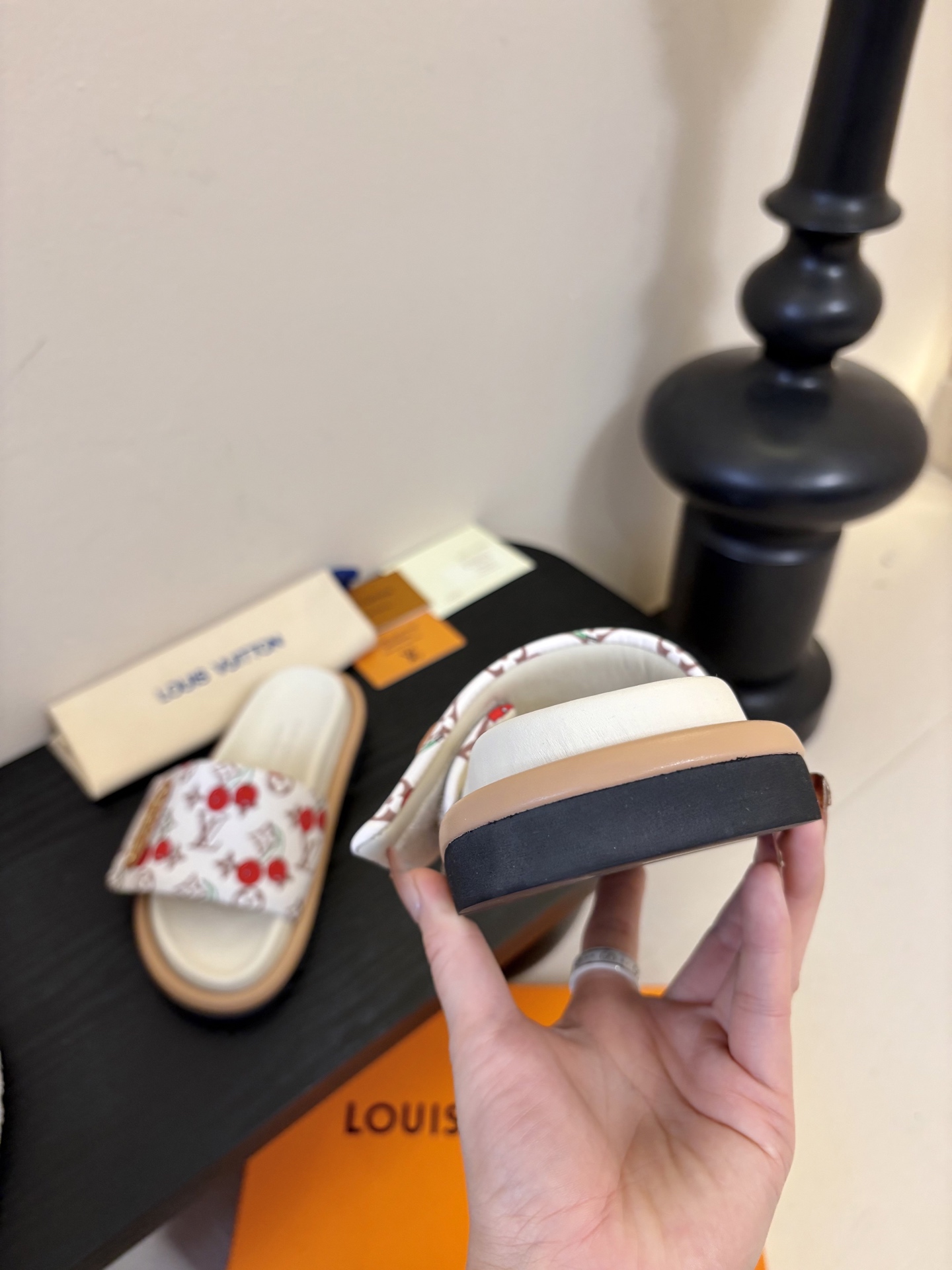 𝐋𝐨𝐮𝐢𝐬 𝐕𝐮𝐢𝐭𝐭𝐨面包拖款春夏穿搭出勤率最高的拖鞋上脚超级无敌舒服，贴合脚部不挑脚型宽脚背的姐妹也