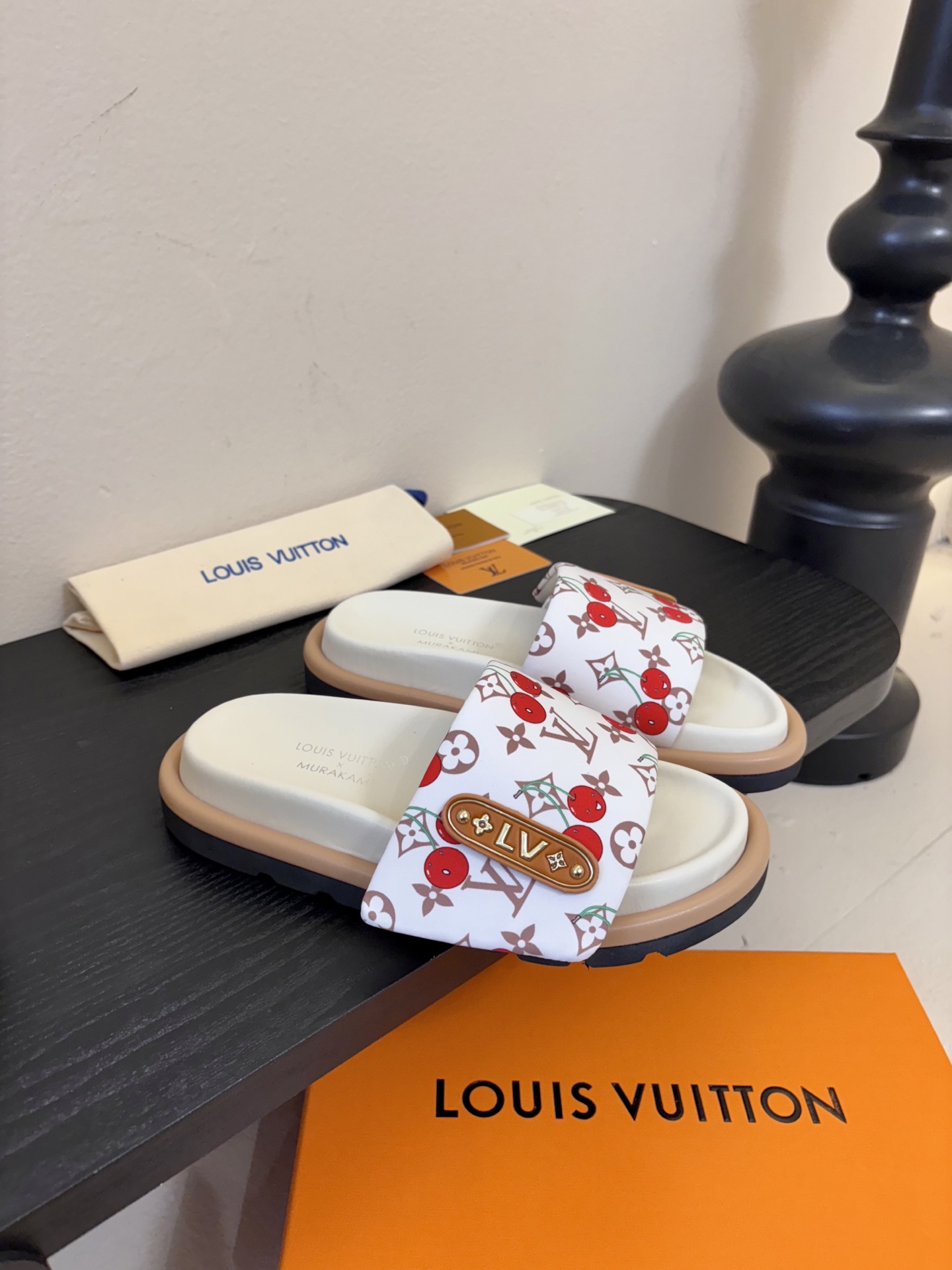 𝐋𝐨𝐮𝐢𝐬 𝐕𝐮𝐢𝐭𝐭𝐨面包拖款春夏穿搭出勤率最高的拖鞋上脚超级无敌舒服，贴合脚部不挑脚型宽脚背的姐妹也