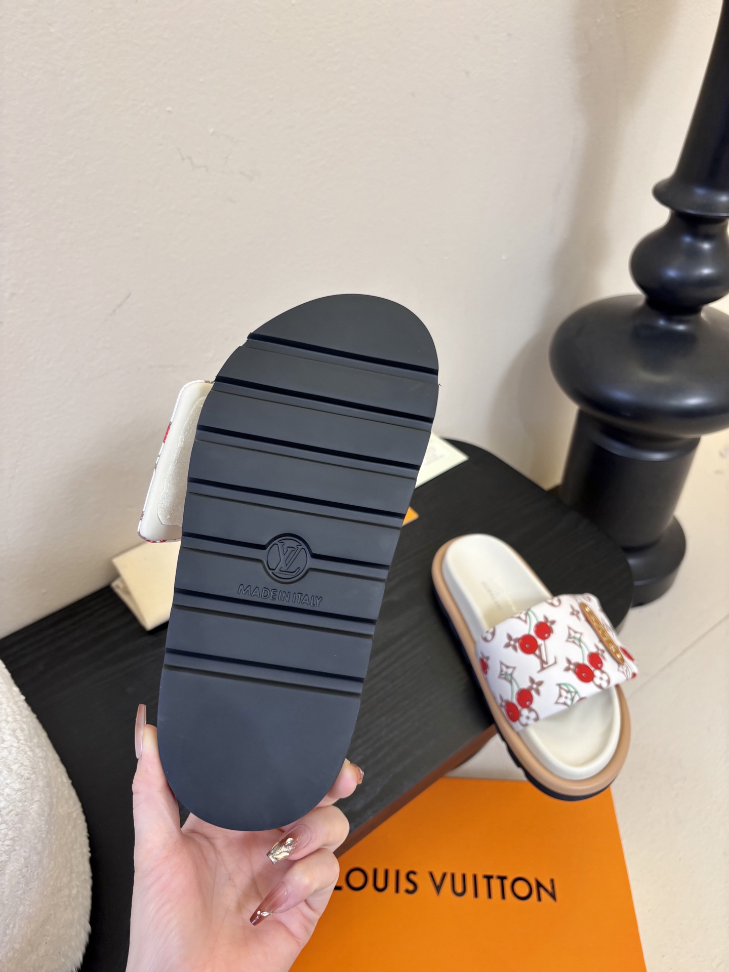 𝐋𝐨𝐮𝐢𝐬 𝐕𝐮𝐢𝐭𝐭𝐨面包拖款春夏穿搭出勤率最高的拖鞋上脚超级无敌舒服，贴合脚部不挑脚型宽脚背的姐妹也