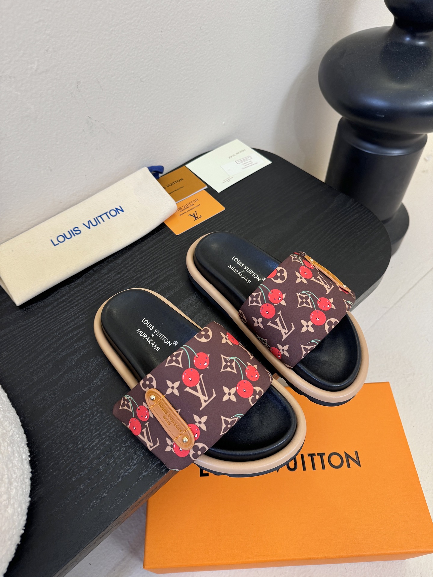 𝐋𝐨𝐮𝐢𝐬 𝐕𝐮𝐢𝐭𝐭𝐨面包拖款春夏穿搭出勤率最高的拖鞋上脚超级无敌舒服，贴合脚部不挑脚型宽脚背的姐妹也