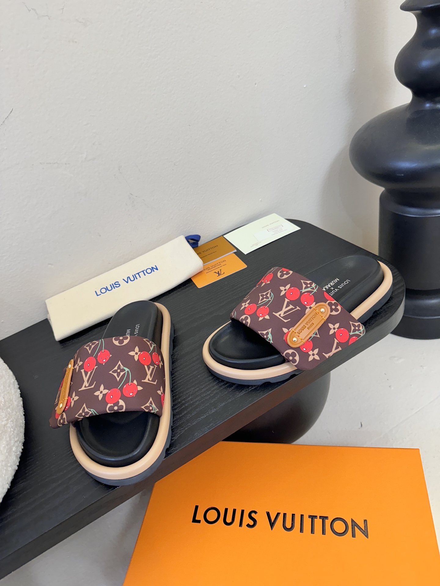 𝐋𝐨𝐮𝐢𝐬 𝐕𝐮𝐢𝐭𝐭𝐨面包拖款春夏穿搭出勤率最高的拖鞋上脚超级无敌舒服，贴合脚部不挑脚型宽脚背的姐妹也