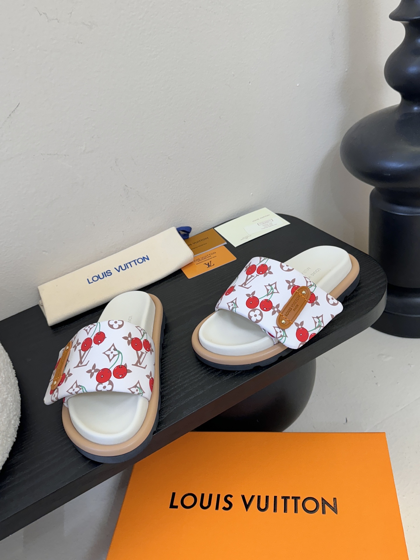 𝐋𝐨𝐮𝐢𝐬 𝐕𝐮𝐢𝐭𝐭𝐨面包拖款春夏穿搭出勤率最高的拖鞋上脚超级无敌舒服，贴合脚部不挑脚型宽脚背的姐妹也