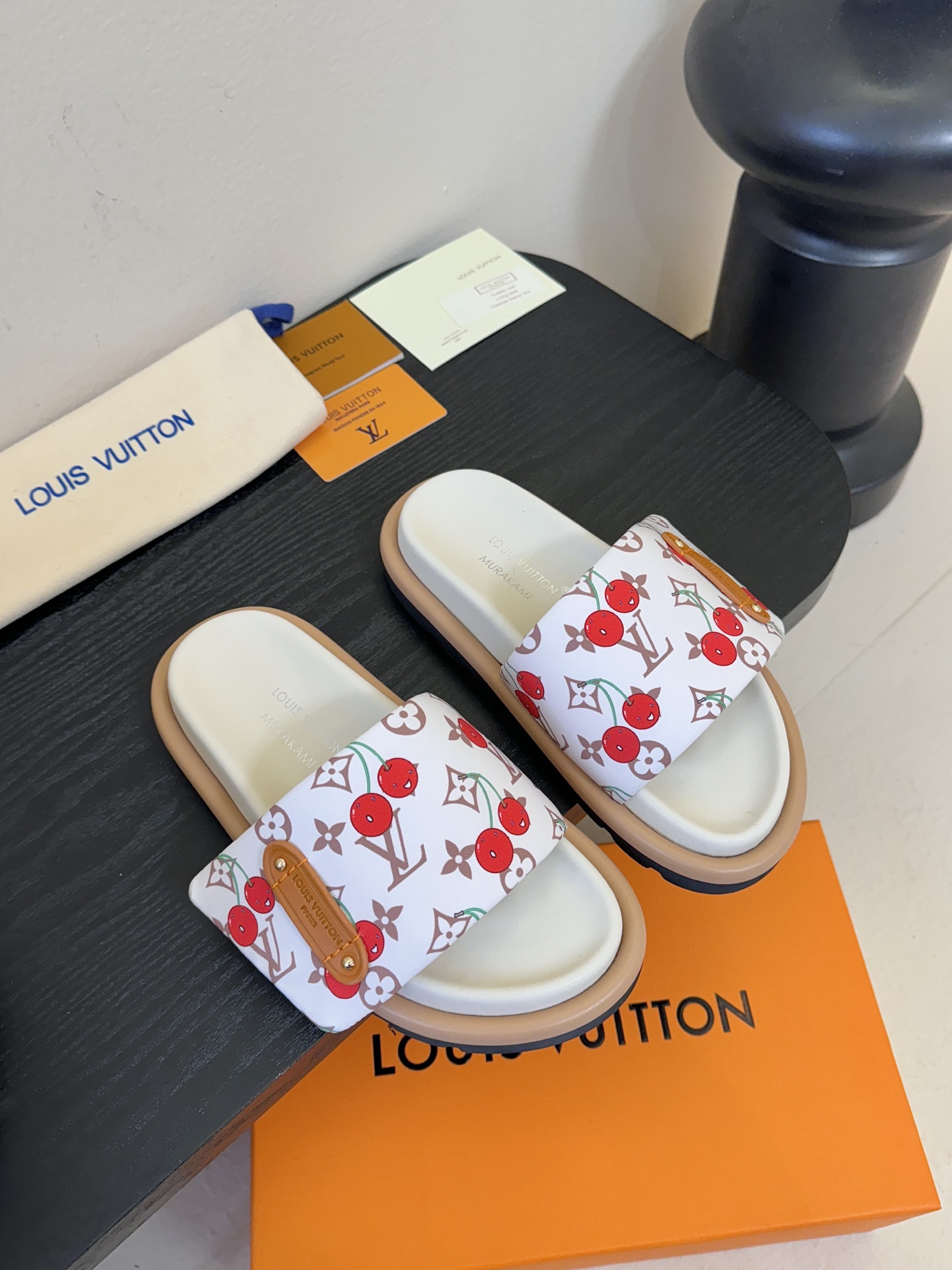 𝐋𝐨𝐮𝐢𝐬 𝐕𝐮𝐢𝐭𝐭𝐨面包拖款春夏穿搭出勤率最高的拖鞋上脚超级无敌舒服，贴合脚部不挑脚型宽脚背的姐妹也