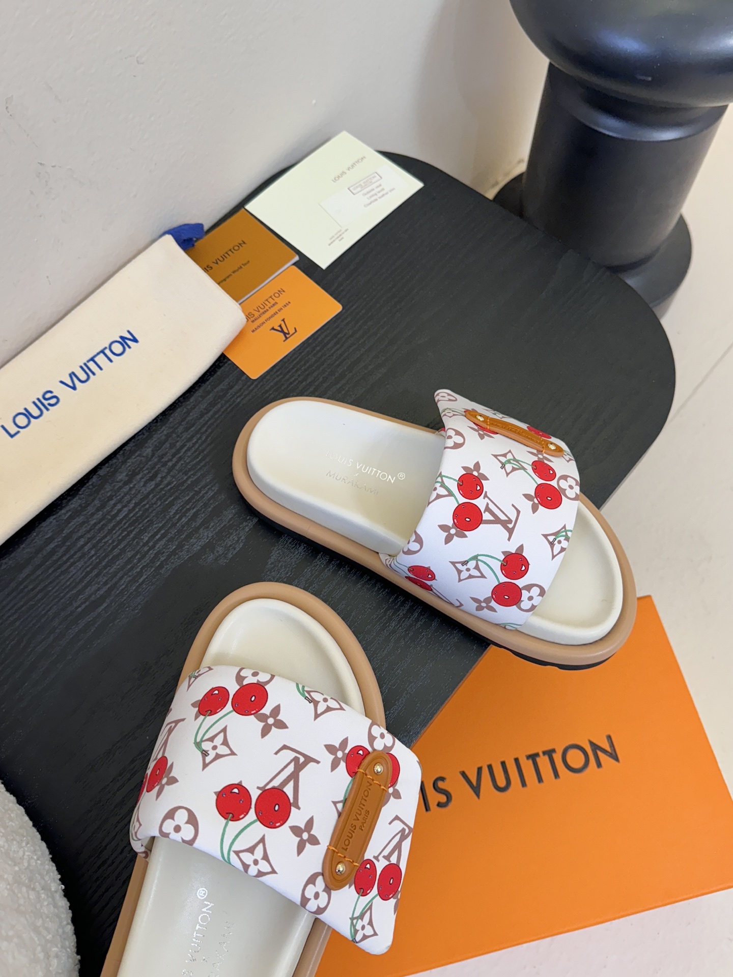 𝐋𝐨𝐮𝐢𝐬 𝐕𝐮𝐢𝐭𝐭𝐨面包拖款春夏穿搭出勤率最高的拖鞋上脚超级无敌舒服，贴合脚部不挑脚型宽脚背的姐妹也