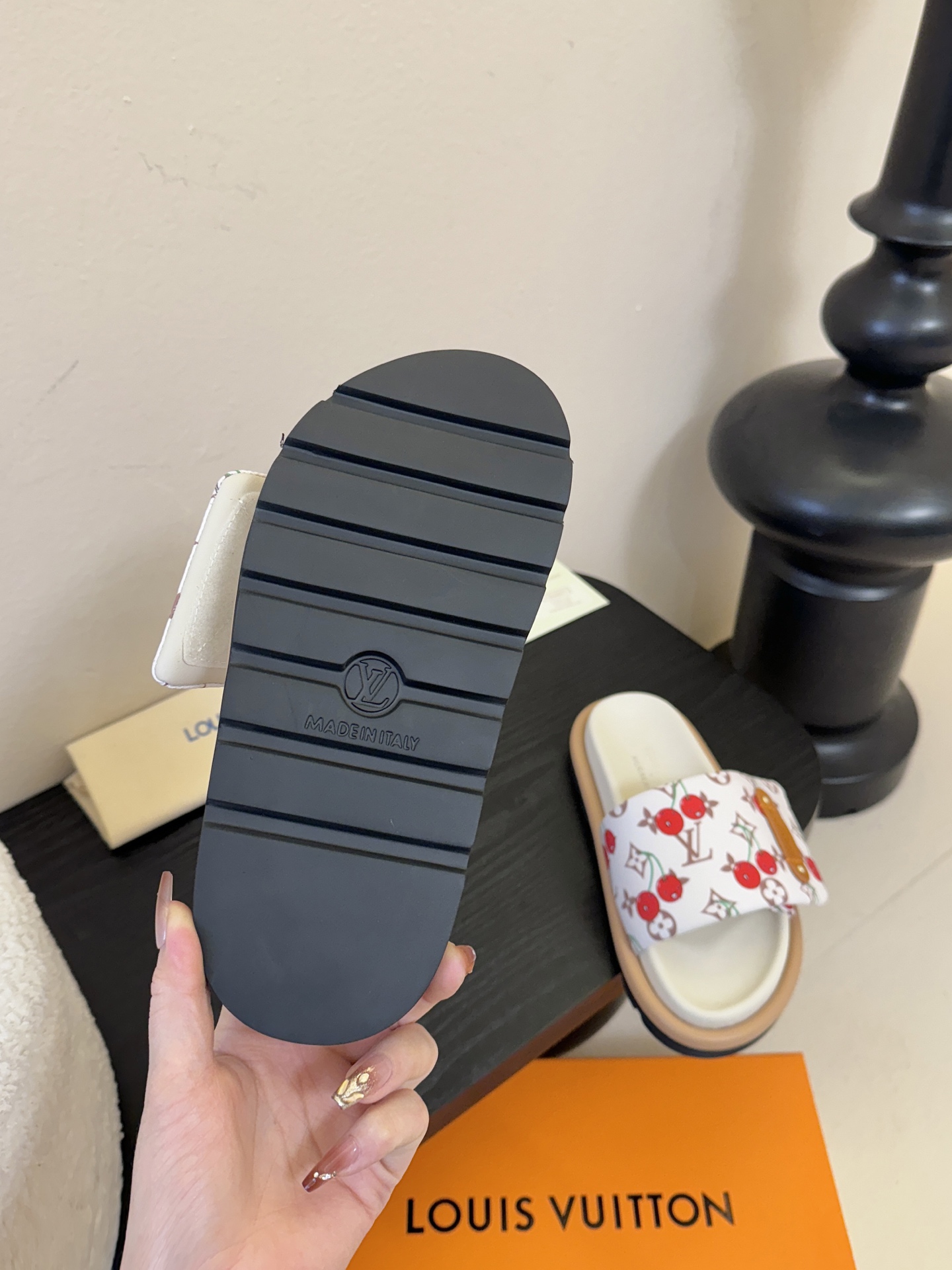 𝐋𝐨𝐮𝐢𝐬 𝐕𝐮𝐢𝐭𝐭𝐨面包拖款春夏穿搭出勤率最高的拖鞋上脚超级无敌舒服，贴合脚部不挑脚型宽脚背的姐妹也