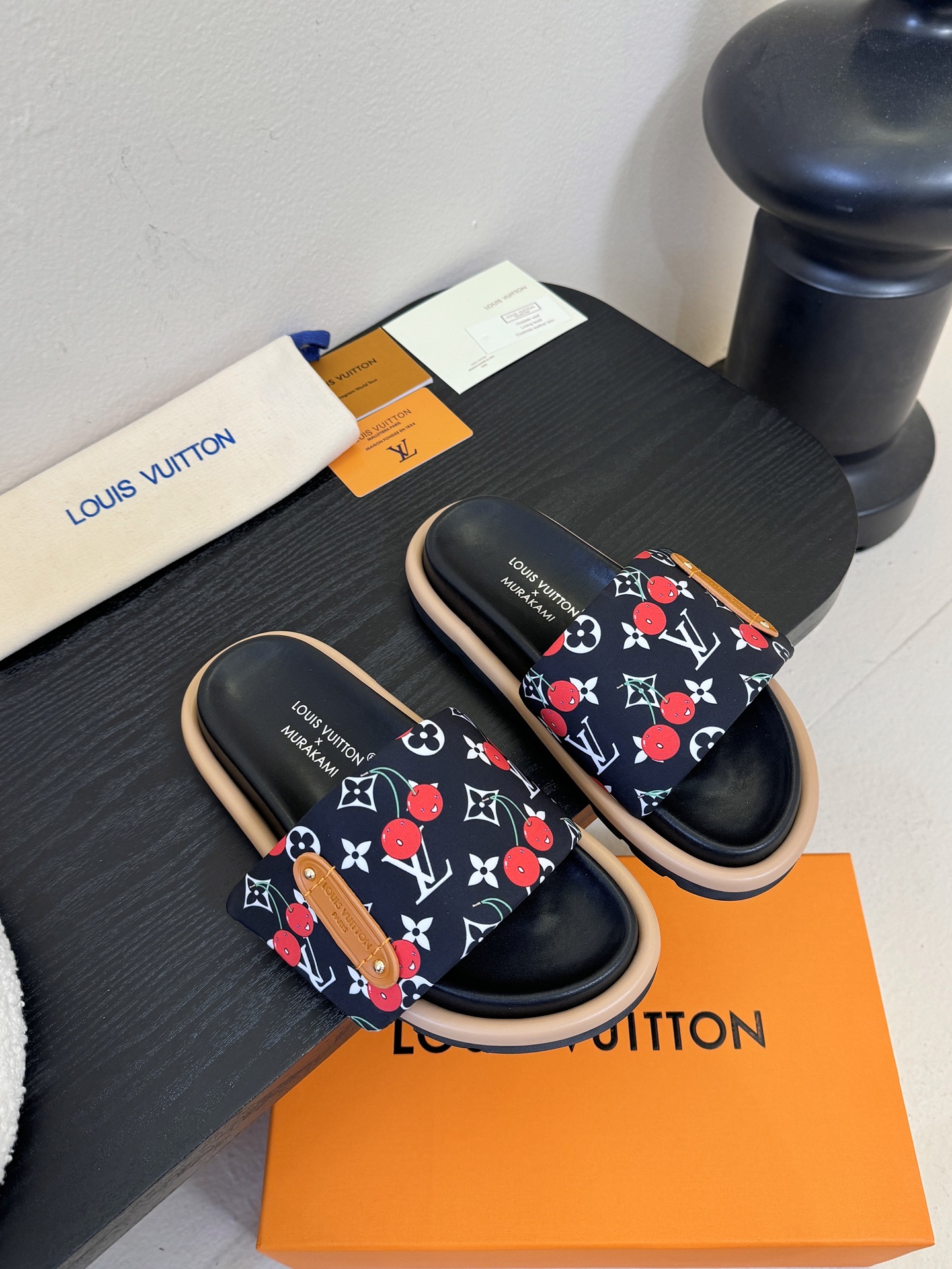 𝐋𝐨𝐮𝐢𝐬 𝐕𝐮𝐢𝐭𝐭𝐨面包拖款春夏穿搭出勤率最高的拖鞋上脚超级无敌舒服，贴合脚部不挑脚型宽脚背的姐妹也