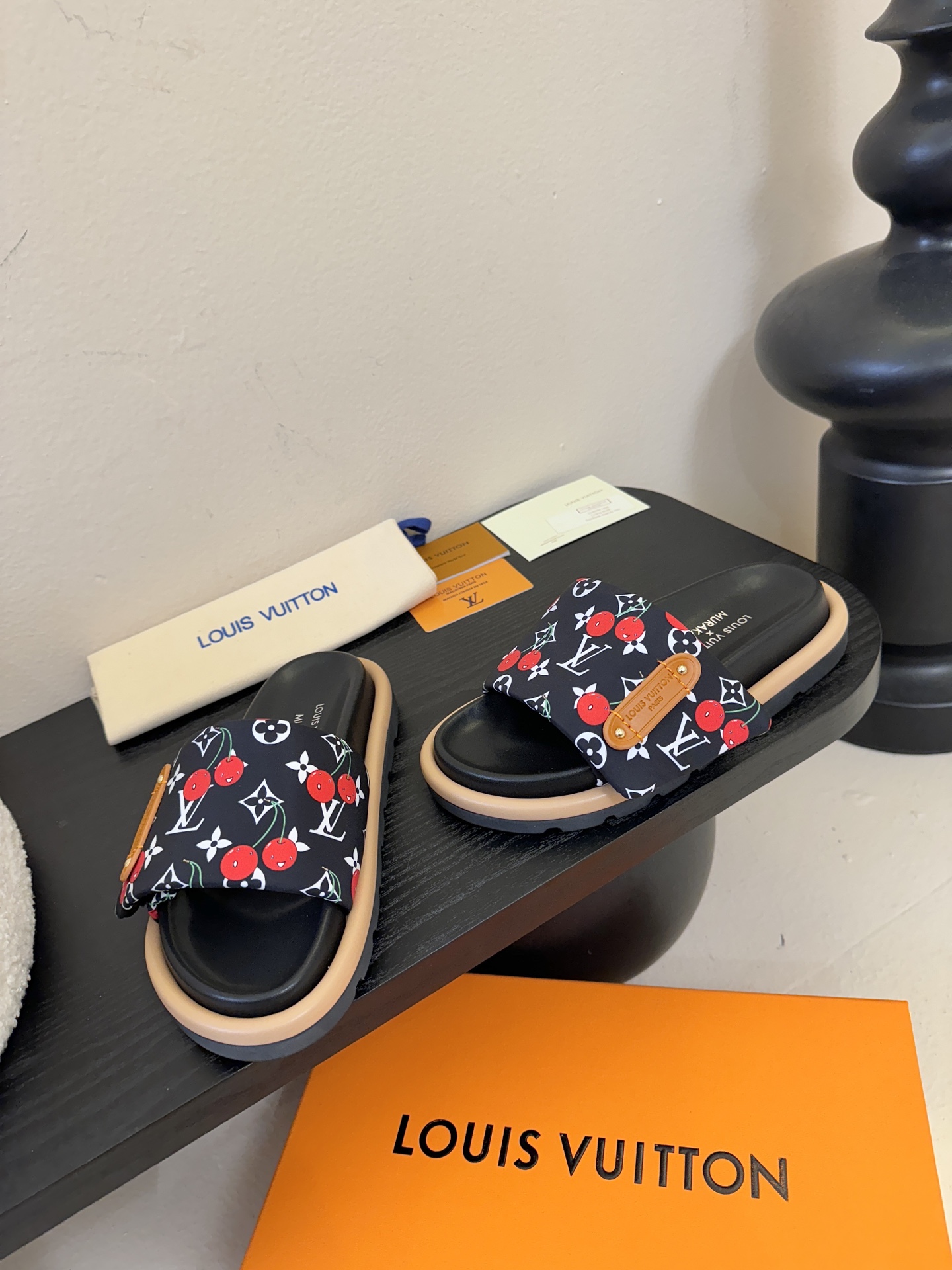 𝐋𝐨𝐮𝐢𝐬 𝐕𝐮𝐢𝐭𝐭𝐨面包拖款春夏穿搭出勤率最高的拖鞋上脚超级无敌舒服，贴合脚部不挑脚型宽脚背的姐妹也