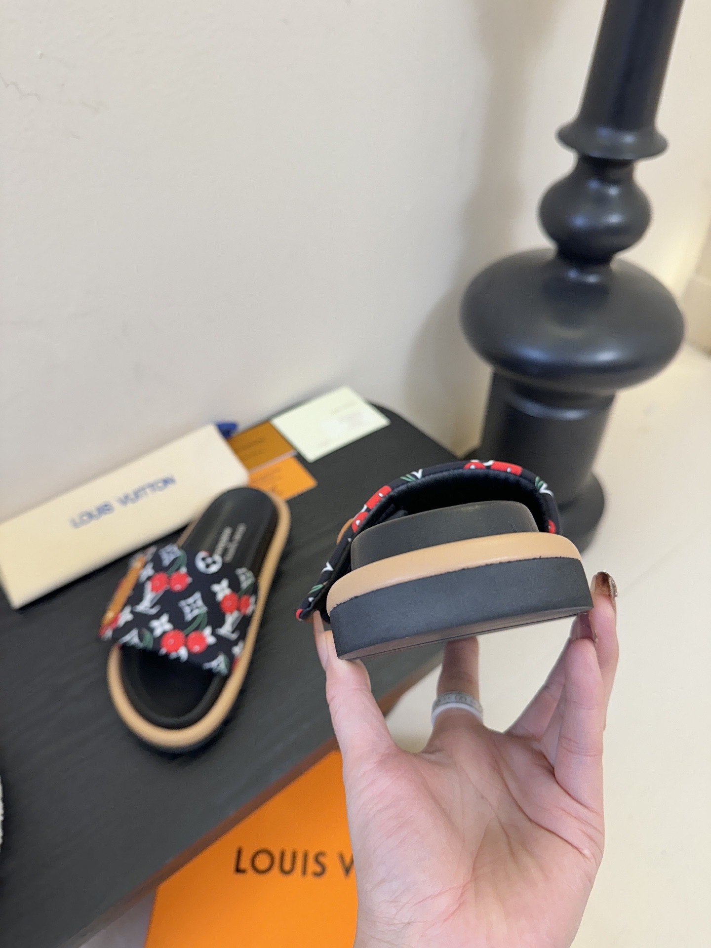 𝐋𝐨𝐮𝐢𝐬 𝐕𝐮𝐢𝐭𝐭𝐨面包拖款春夏穿搭出勤率最高的拖鞋上脚超级无敌舒服，贴合脚部不挑脚型宽脚背的姐妹也