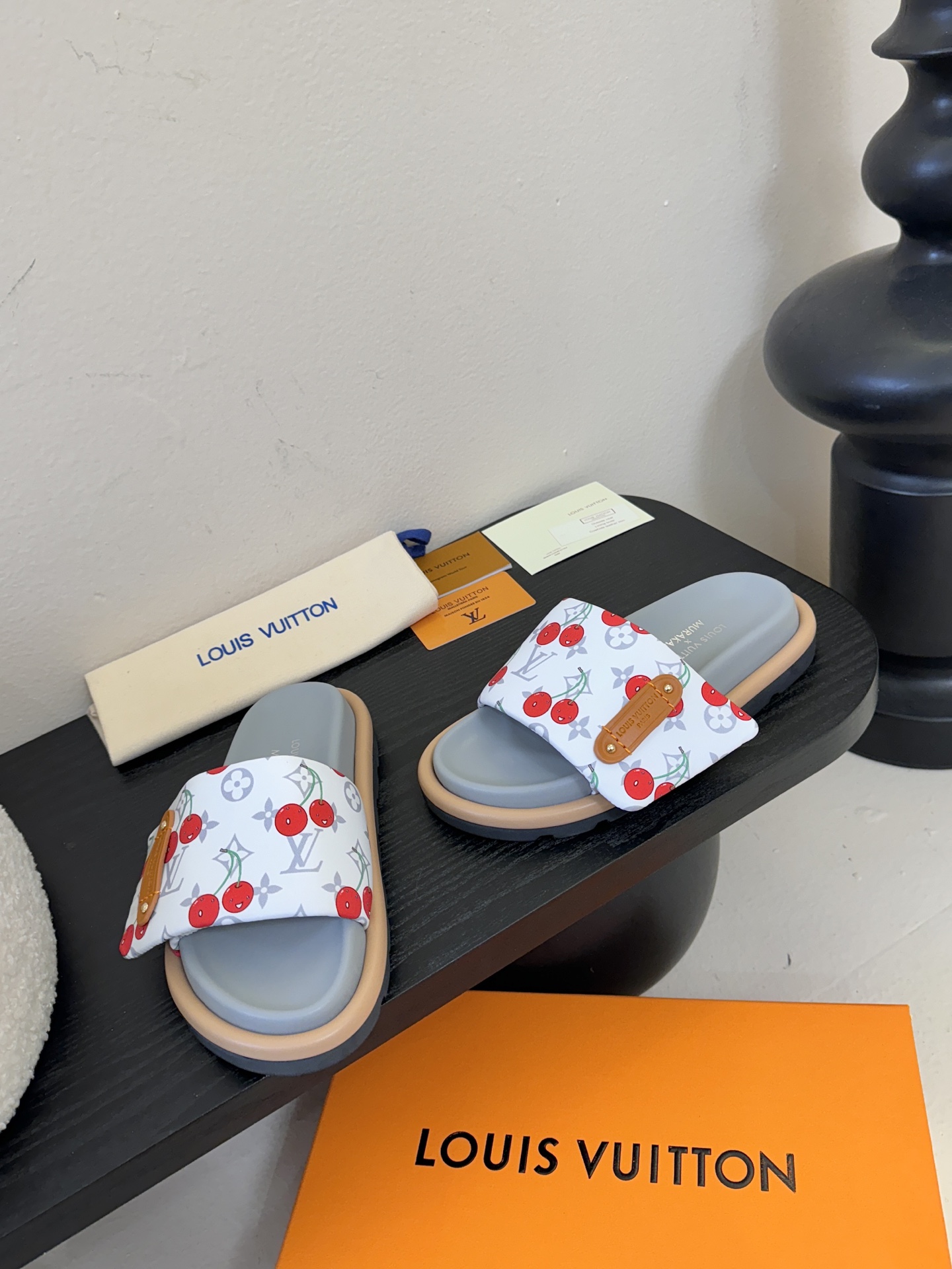 𝐋𝐨𝐮𝐢𝐬 𝐕𝐮𝐢𝐭𝐭𝐨面包拖款春夏穿搭出勤率最高的拖鞋上脚超级无敌舒服，贴合脚部不挑脚型宽脚背的姐妹也