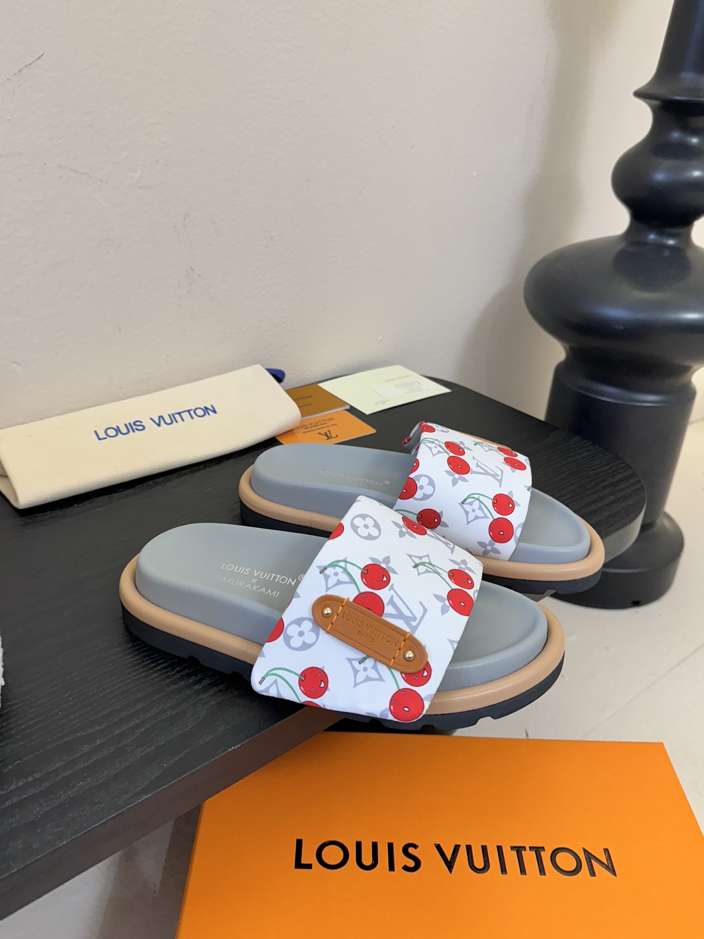 𝐋𝐨𝐮𝐢𝐬 𝐕𝐮𝐢𝐭𝐭𝐨面包拖款春夏穿搭出勤率最高的拖鞋上脚超级无敌舒服，贴合脚部不挑脚型宽脚背的姐妹也