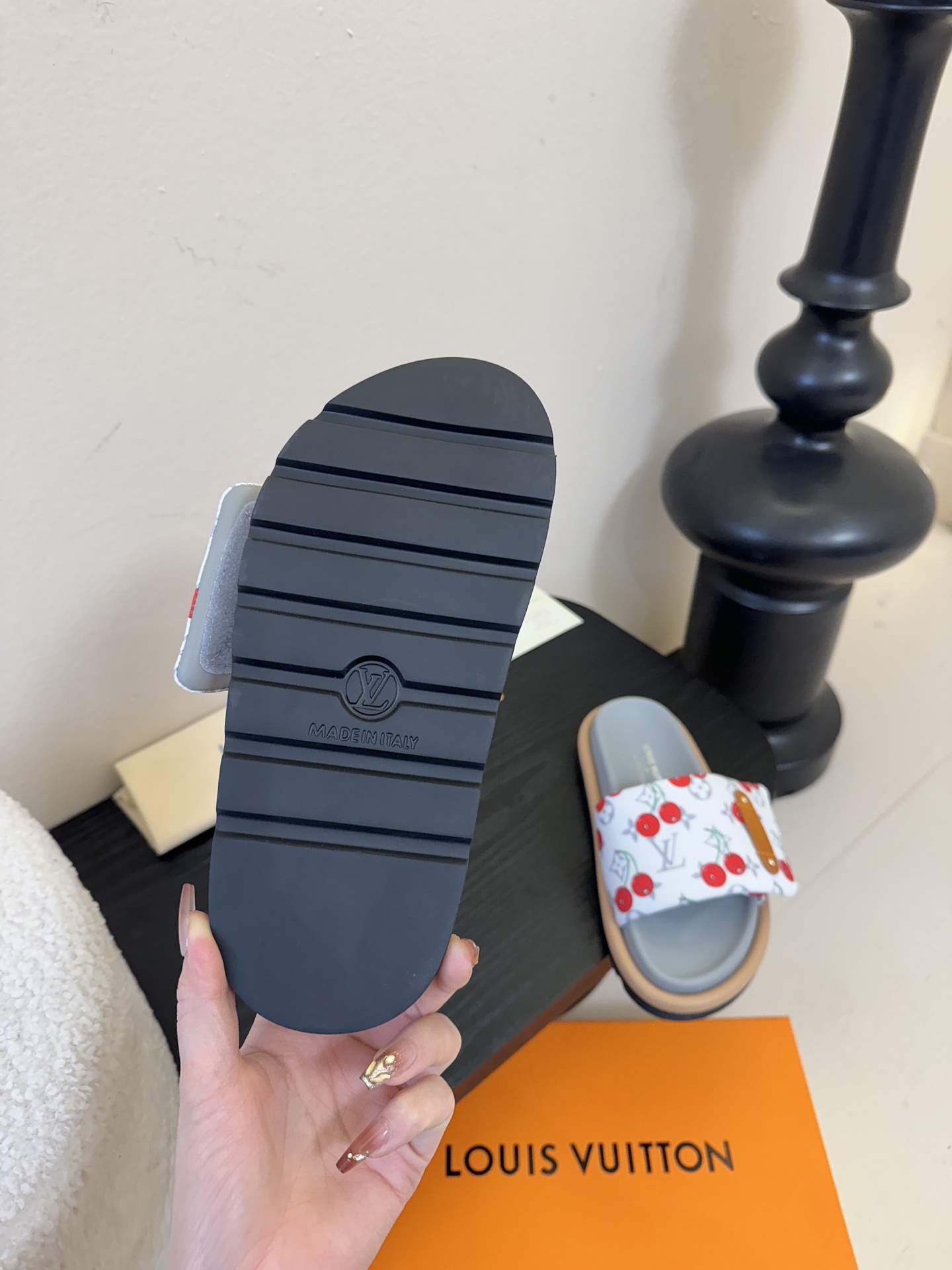 𝐋𝐨𝐮𝐢𝐬 𝐕𝐮𝐢𝐭𝐭𝐨面包拖款春夏穿搭出勤率最高的拖鞋上脚超级无敌舒服，贴合脚部不挑脚型宽脚背的姐妹也