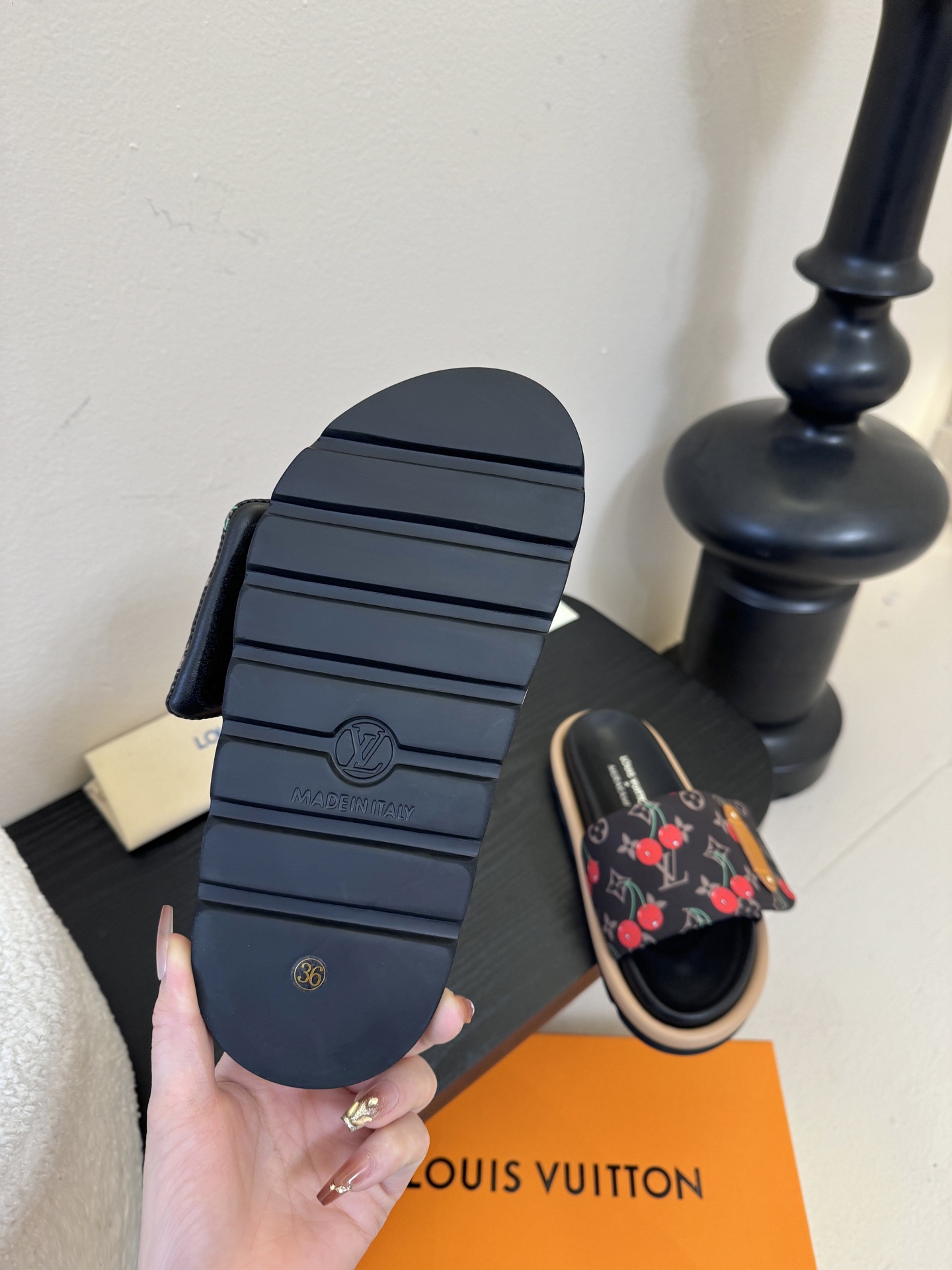 𝐋𝐨𝐮𝐢𝐬 𝐕𝐮𝐢𝐭𝐭𝐨面包拖款春夏穿搭出勤率最高的拖鞋上脚超级无敌舒服，贴合脚部不挑脚型宽脚背的姐妹也