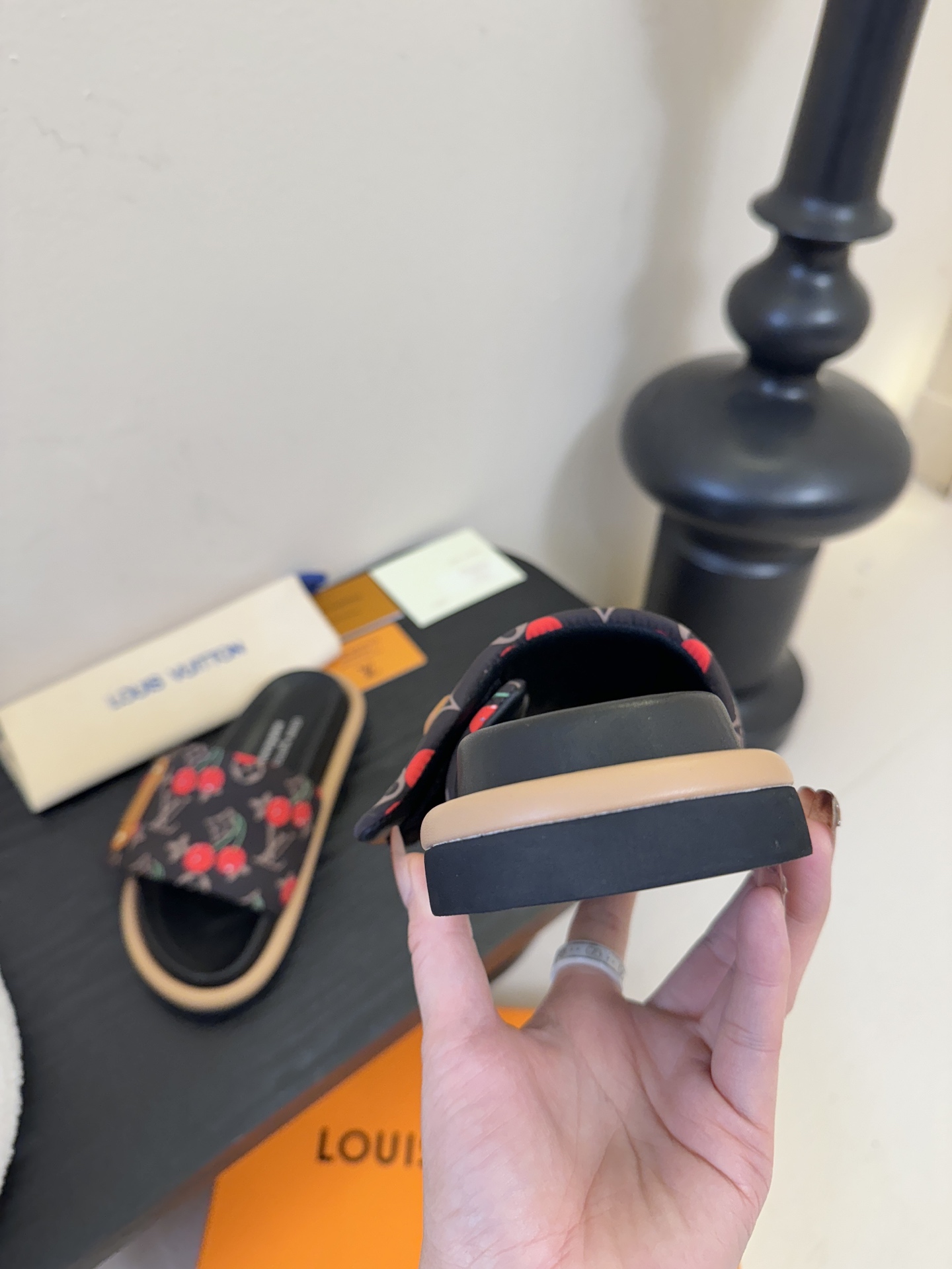 𝐋𝐨𝐮𝐢𝐬 𝐕𝐮𝐢𝐭𝐭𝐨面包拖款春夏穿搭出勤率最高的拖鞋上脚超级无敌舒服，贴合脚部不挑脚型宽脚背的姐妹也