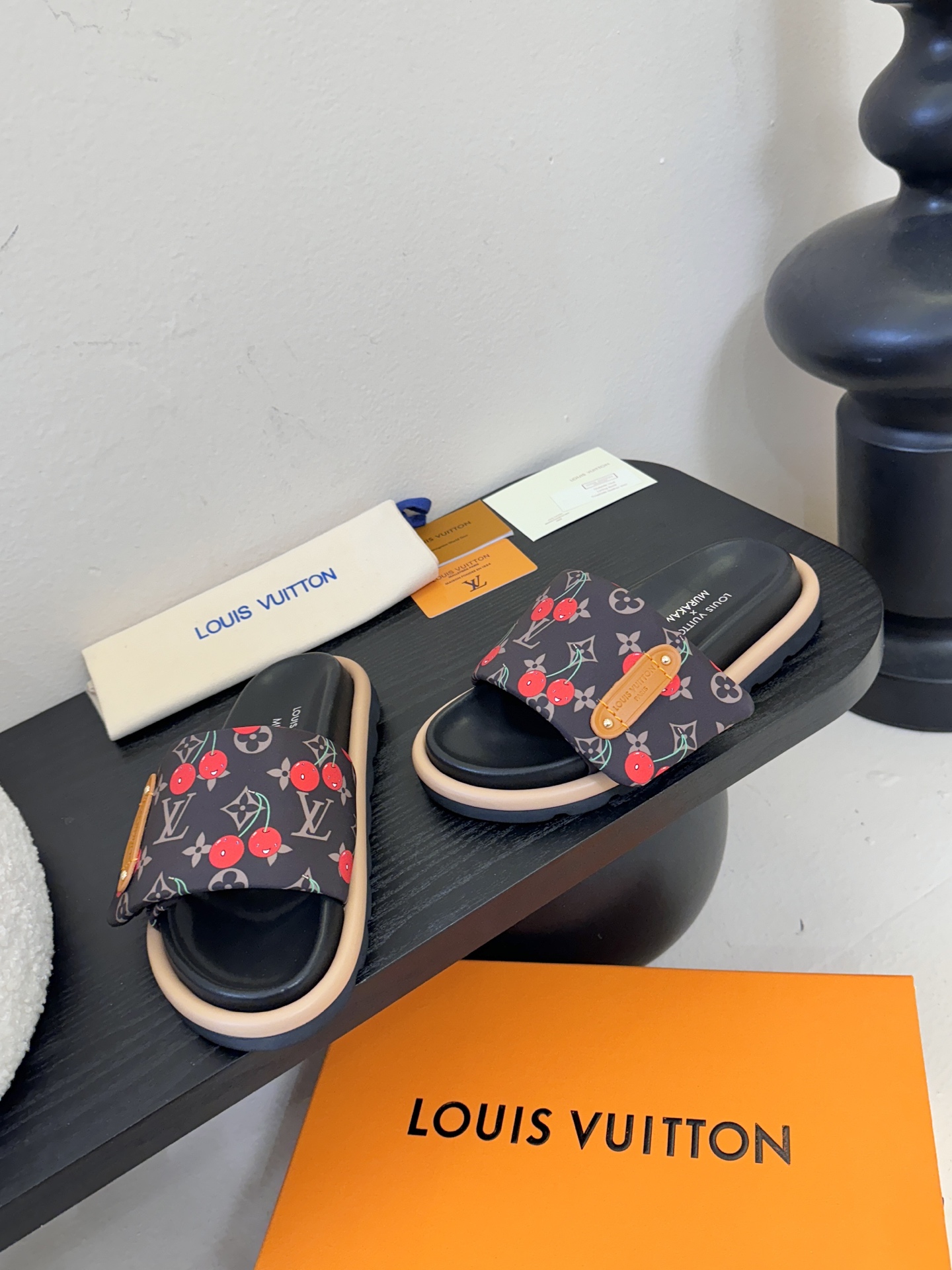 𝐋𝐨𝐮𝐢𝐬 𝐕𝐮𝐢𝐭𝐭𝐨面包拖款春夏穿搭出勤率最高的拖鞋上脚超级无敌舒服，贴合脚部不挑脚型宽脚背的姐妹也