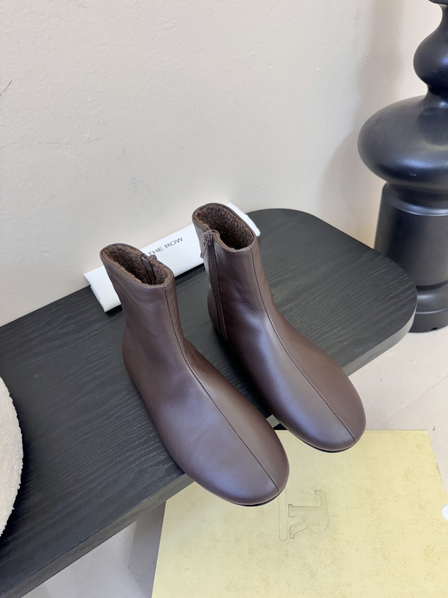 The ro*2026新款平底切尔西短靴很少会看到一款会做到这么精细、而且对脚的包容性特别强，把脚型修饰