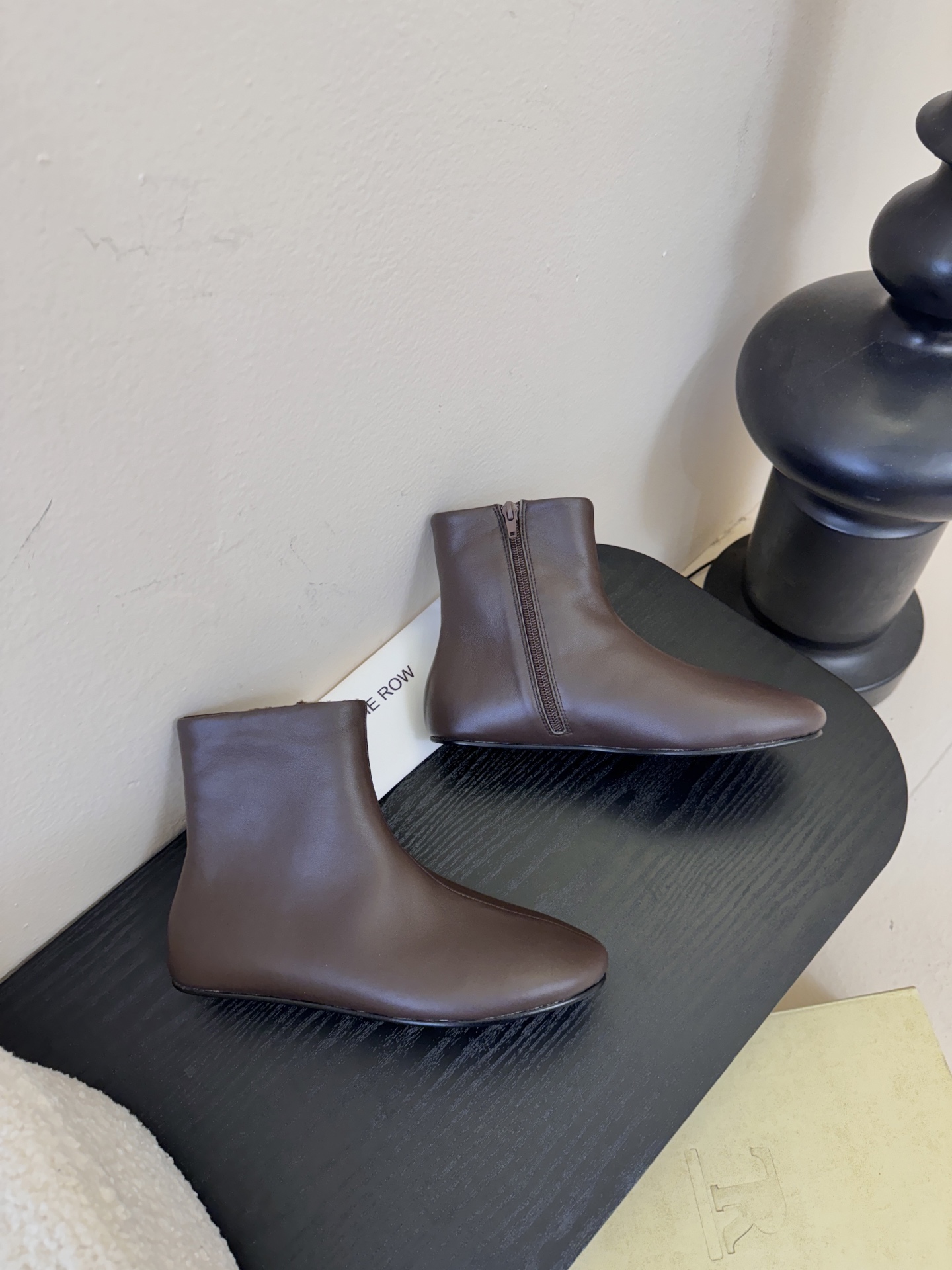 The ro*2026新款平底切尔西短靴很少会看到一款会做到这么精细、而且对脚的包容性特别强，把脚型修饰