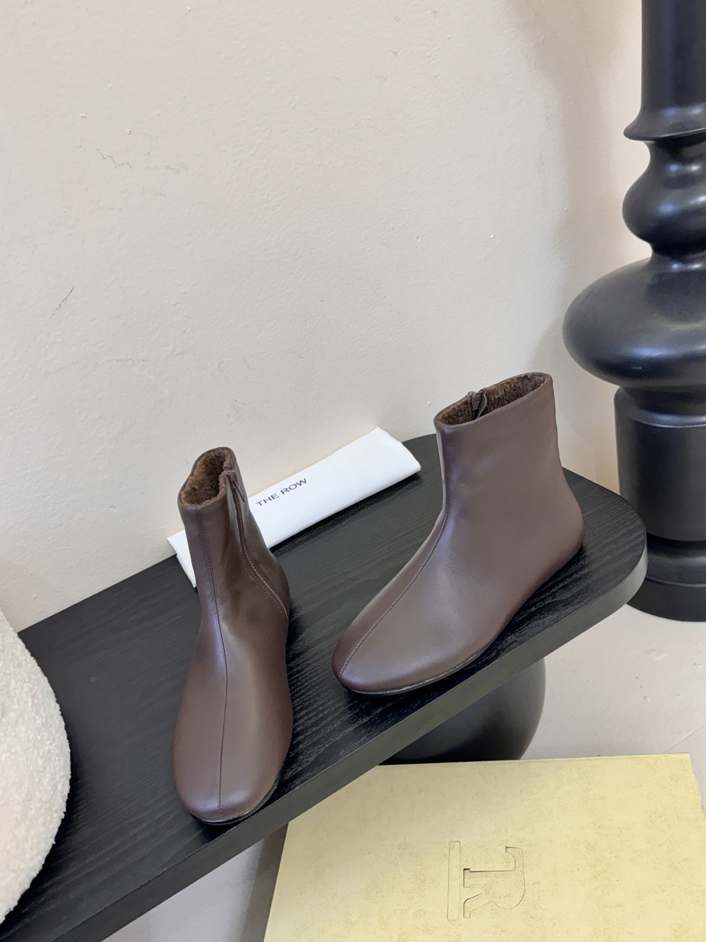 The ro*2026新款平底切尔西短靴很少会看到一款会做到这么精细、而且对脚的包容性特别强，把脚型修饰