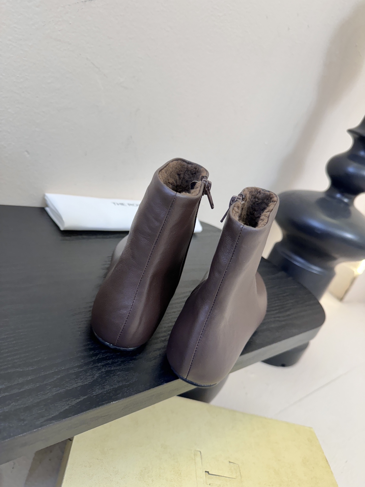 The ro*2026新款平底切尔西短靴很少会看到一款会做到这么精细、而且对脚的包容性特别强，把脚型修饰