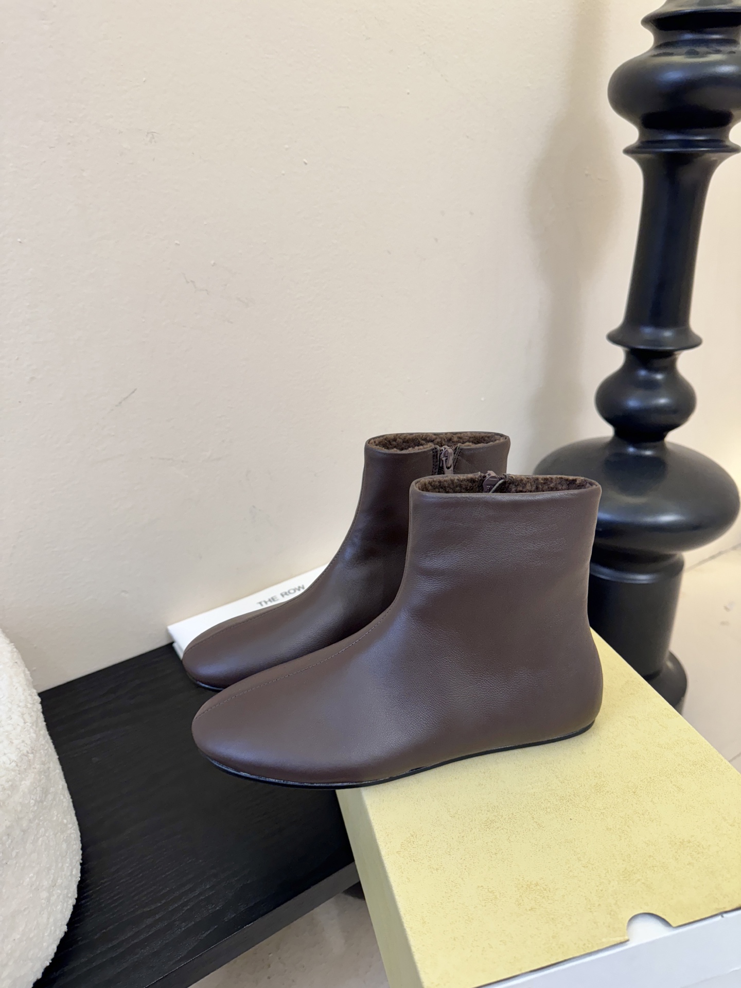 The ro*2026新款平底切尔西短靴很少会看到一款会做到这么精细、而且对脚的包容性特别强，把脚型修饰