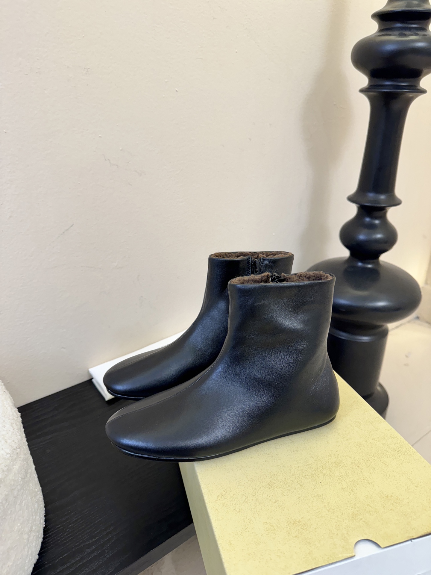 The ro*2026新款平底切尔西短靴很少会看到一款会做到这么精细、而且对脚的包容性特别强，把脚型修饰