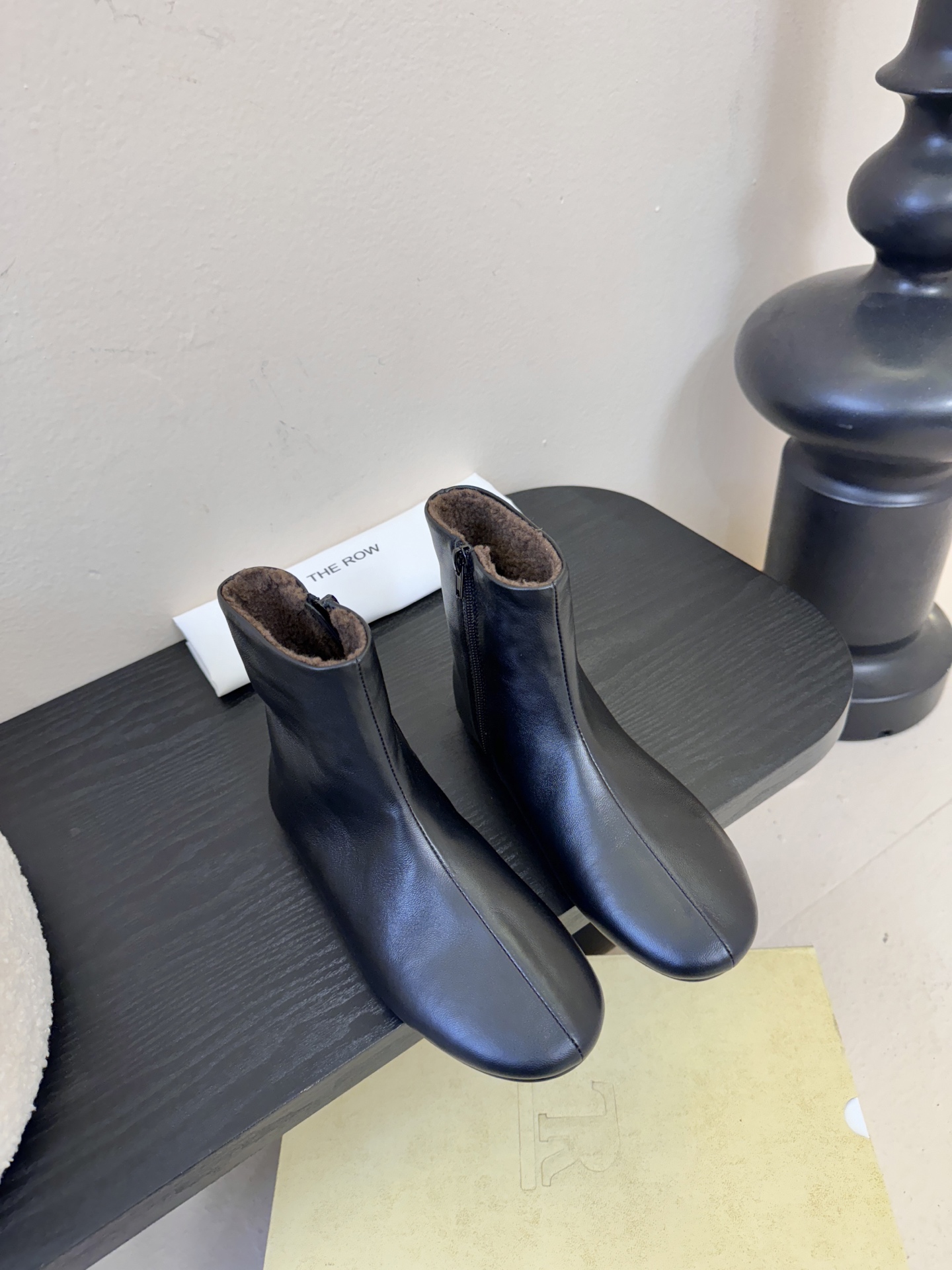 The ro*2026新款平底切尔西短靴很少会看到一款会做到这么精细、而且对脚的包容性特别强，把脚型修饰