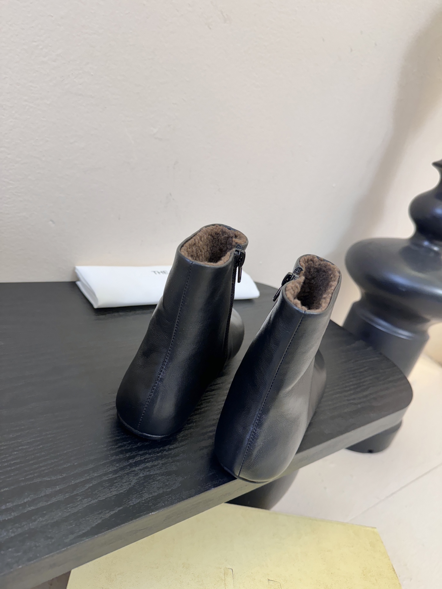 The ro*2026新款平底切尔西短靴很少会看到一款会做到这么精细、而且对脚的包容性特别强，把脚型修饰