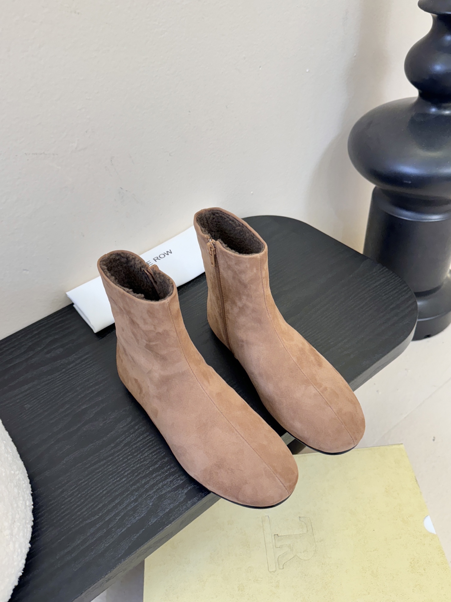 The ro*2026新款平底切尔西短靴很少会看到一款会做到这么精细、而且对脚的包容性特别强，把脚型修饰