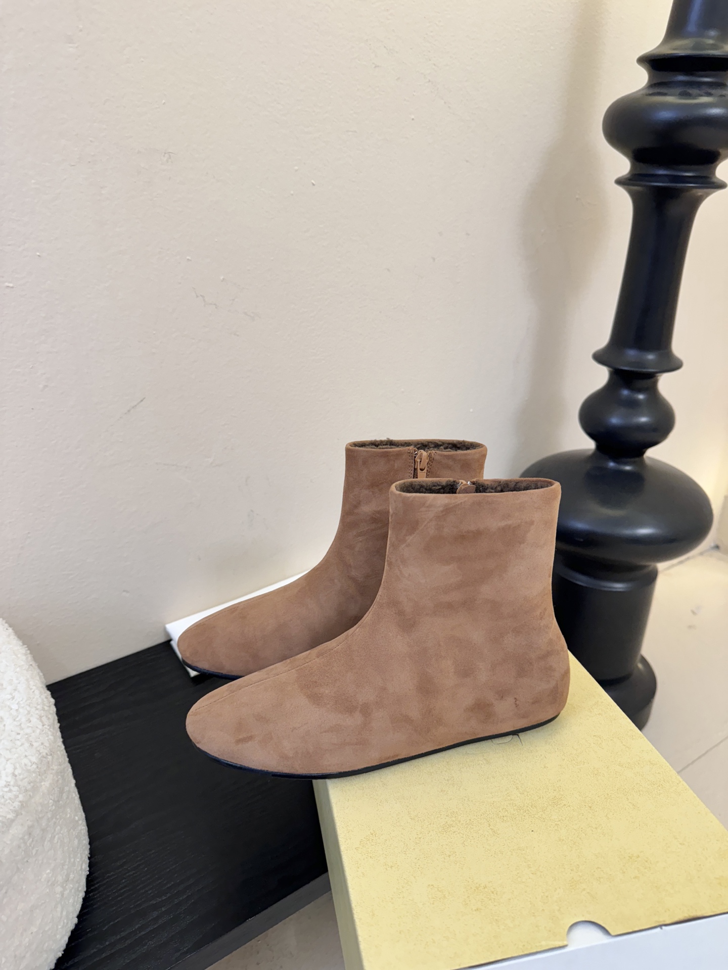 The ro*2026新款平底切尔西短靴很少会看到一款会做到这么精细、而且对脚的包容性特别强，把脚型修饰