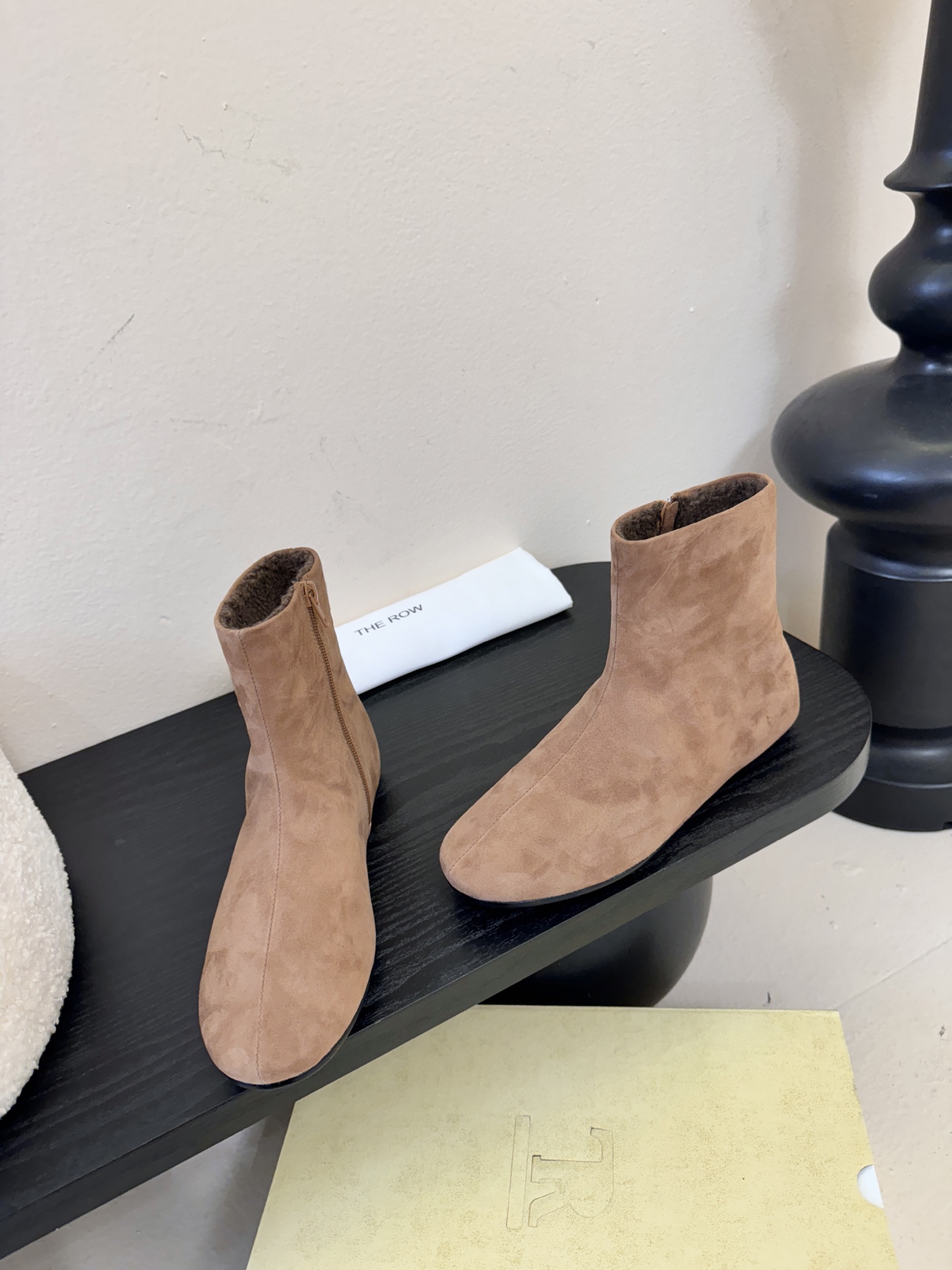 The ro*2026新款平底切尔西短靴很少会看到一款会做到这么精细、而且对脚的包容性特别强，把脚型修饰