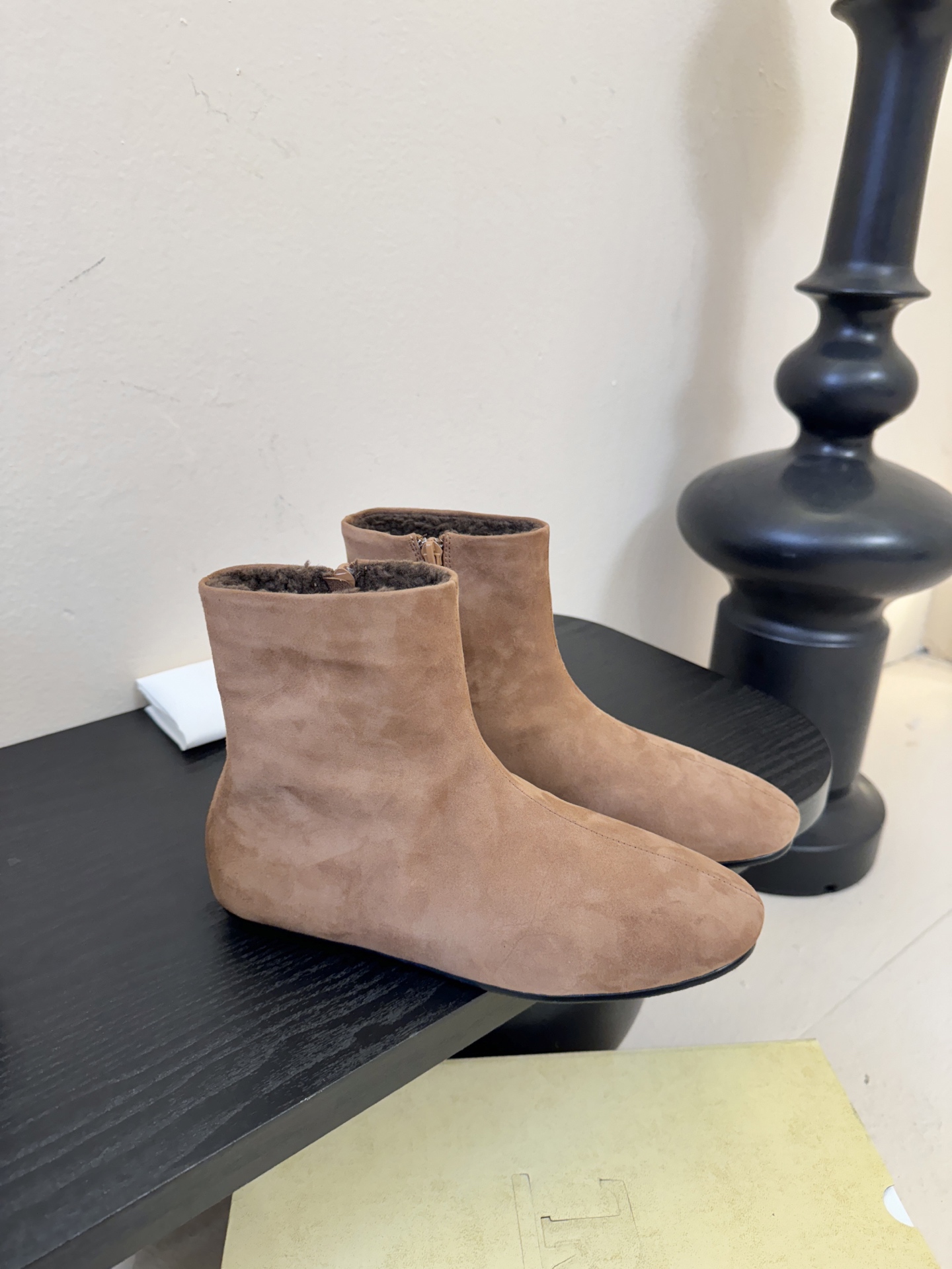 The ro*2026新款平底切尔西短靴很少会看到一款会做到这么精细、而且对脚的包容性特别强，把脚型修饰