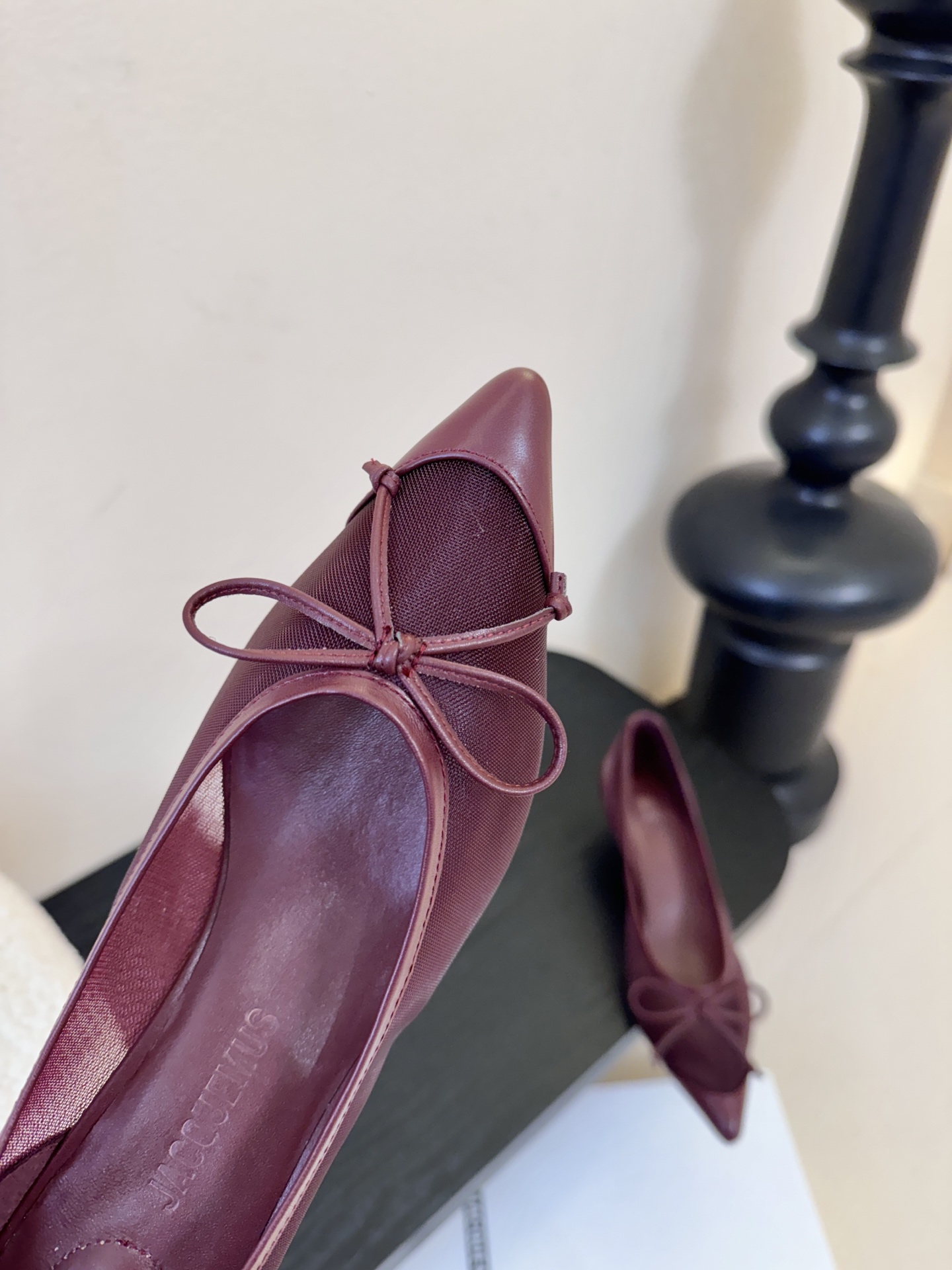 Jacquemu*26ss尖头浅口透气蝴蝶结小高跟酒红款为哑光皮革，质感细腻且自带高级感；米白款是软质皮