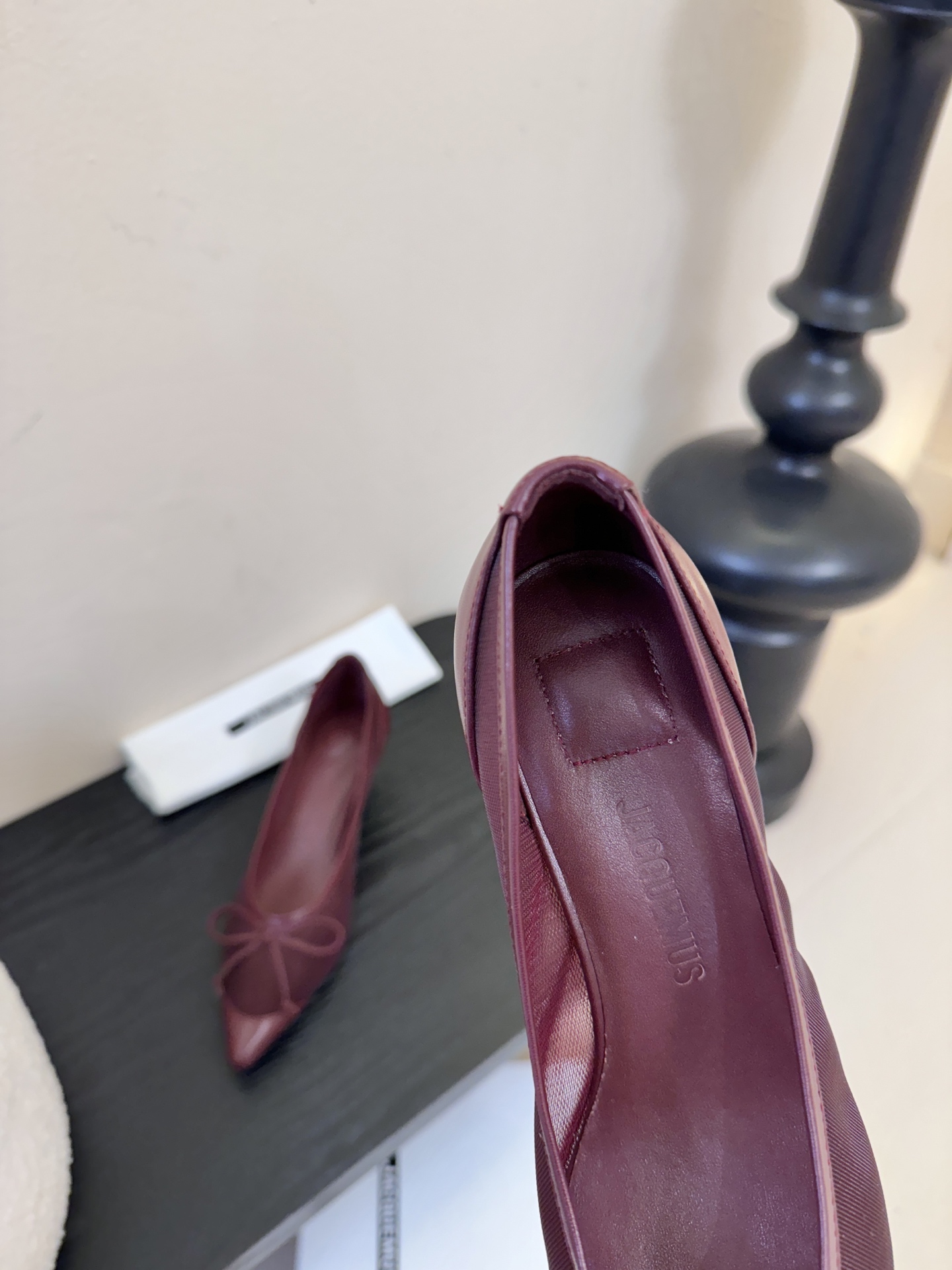 Jacquemu*26ss尖头浅口透气蝴蝶结小高跟酒红款为哑光皮革，质感细腻且自带高级感；米白款是软质皮