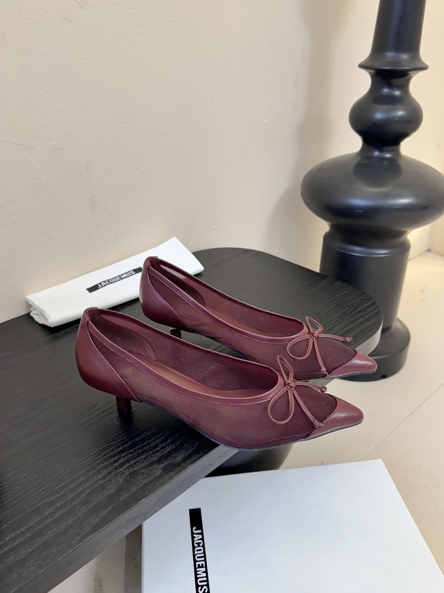 Jacquemu*26ss尖头浅口透气蝴蝶结小高跟酒红款为哑光皮革，质感细腻且自带高级感；米白款是软质皮