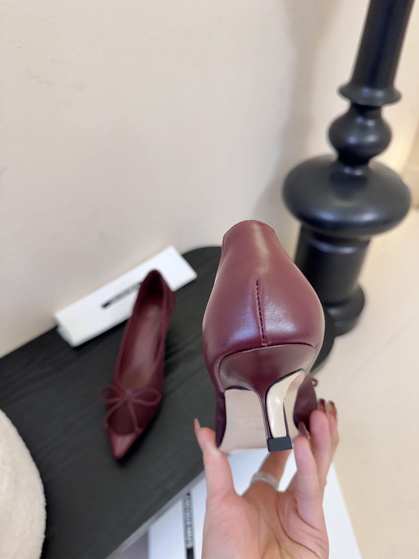 Jacquemu*26ss尖头浅口透气蝴蝶结小高跟酒红款为哑光皮革，质感细腻且自带高级感；米白款是软质皮