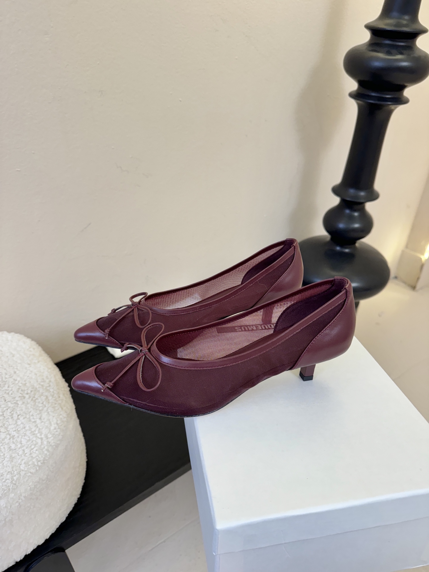 Jacquemu*26ss尖头浅口透气蝴蝶结小高跟酒红款为哑光皮革，质感细腻且自带高级感；米白款是软质皮