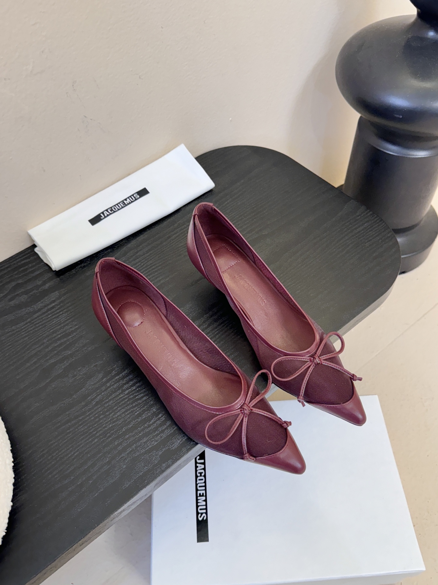 Jacquemu*26ss尖头浅口透气蝴蝶结小高跟酒红款为哑光皮革，质感细腻且自带高级感；米白款是软质皮