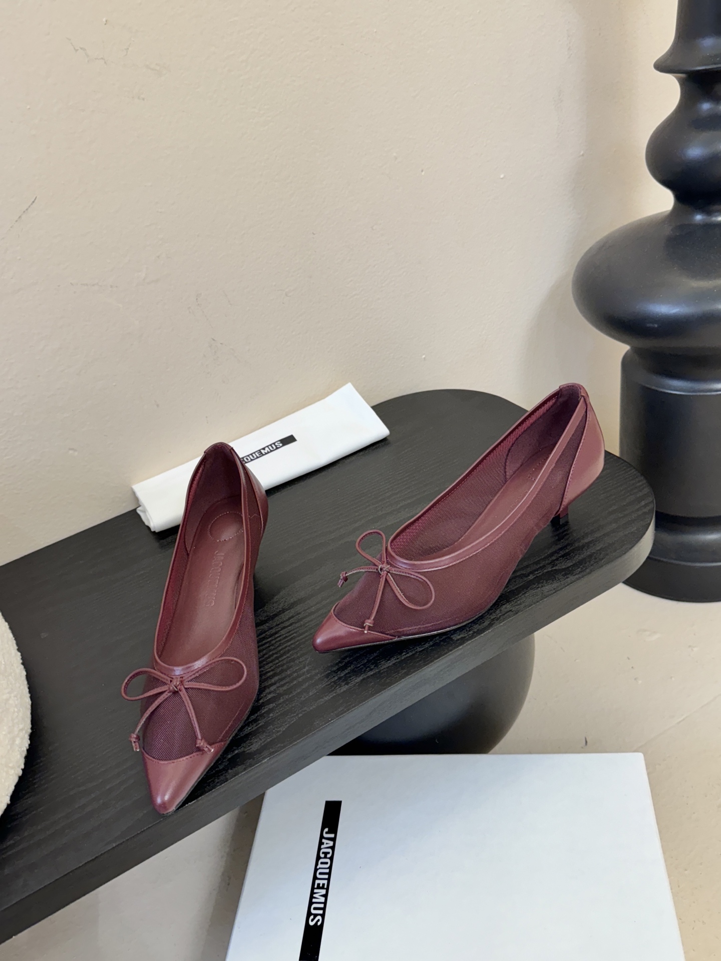 Jacquemu*26ss尖头浅口透气蝴蝶结小高跟酒红款为哑光皮革，质感细腻且自带高级感；米白款是软质皮