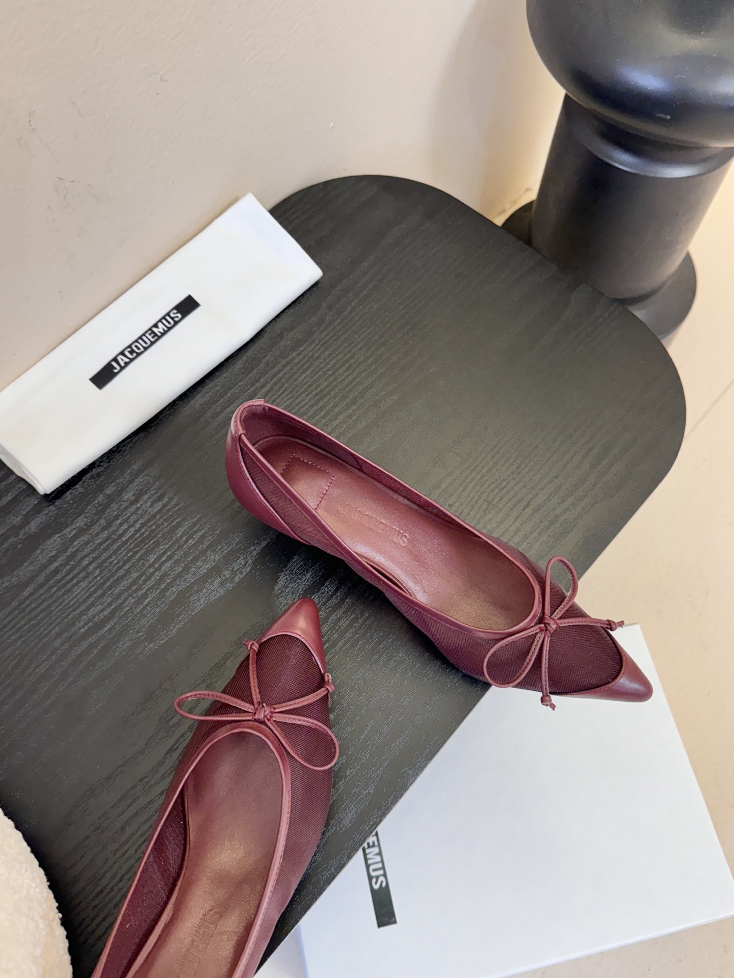 Jacquemu*26ss尖头浅口透气蝴蝶结小高跟酒红款为哑光皮革，质感细腻且自带高级感；米白款是软质皮