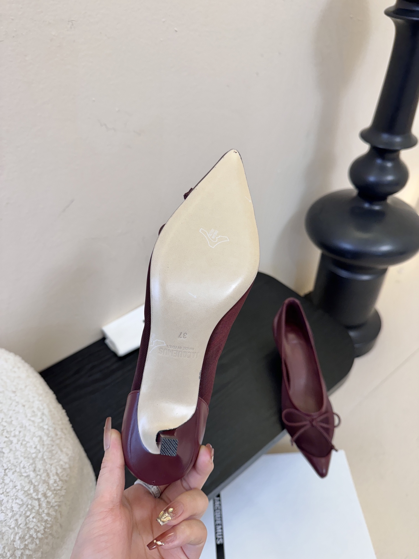 Jacquemu*26ss尖头浅口透气蝴蝶结小高跟酒红款为哑光皮革，质感细腻且自带高级感；米白款是软质皮