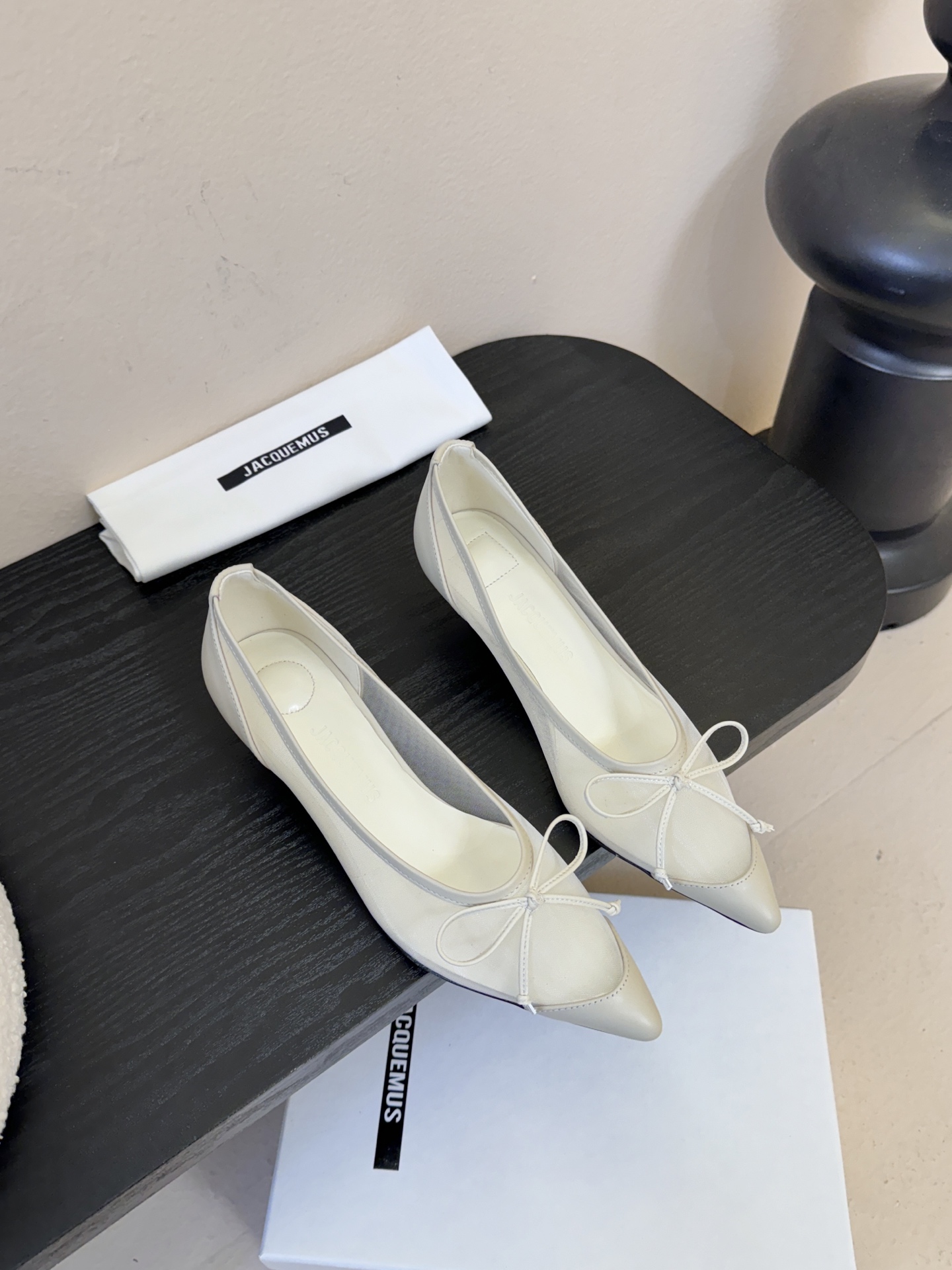 Jacquemu*26ss尖头浅口透气蝴蝶结小高跟酒红款为哑光皮革，质感细腻且自带高级感；米白款是软质皮