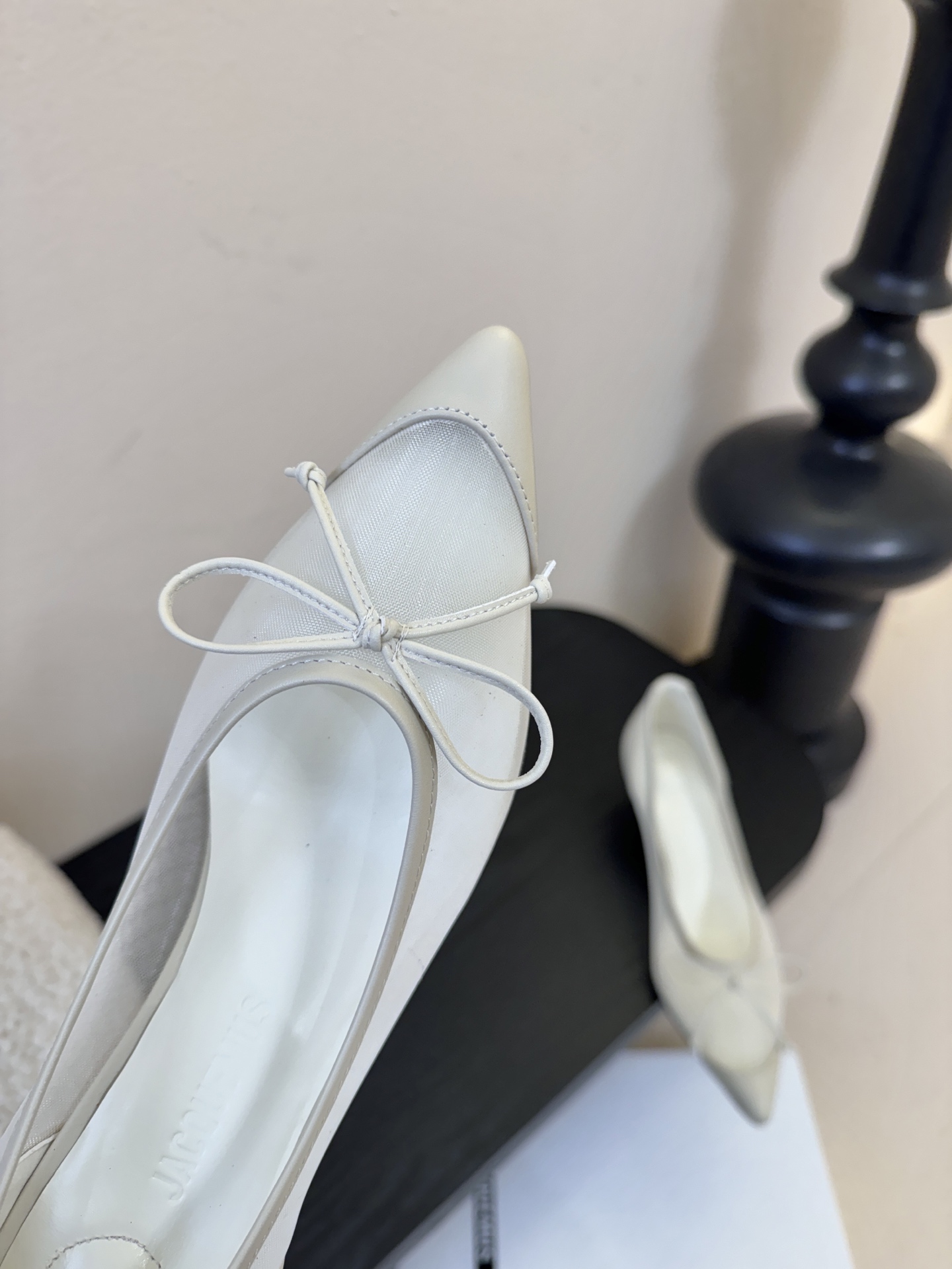 Jacquemu*26ss尖头浅口透气蝴蝶结小高跟酒红款为哑光皮革，质感细腻且自带高级感；米白款是软质皮