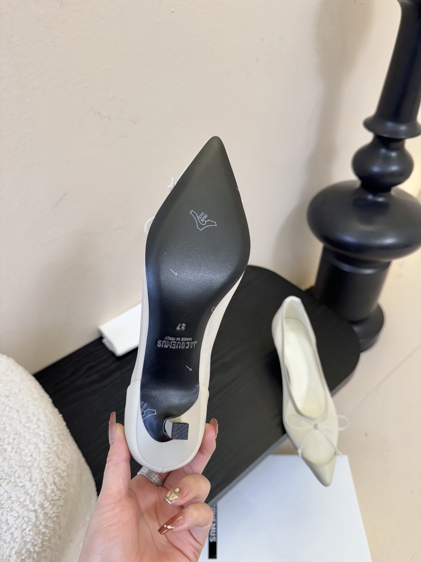 Jacquemu*26ss尖头浅口透气蝴蝶结小高跟酒红款为哑光皮革，质感细腻且自带高级感；米白款是软质皮