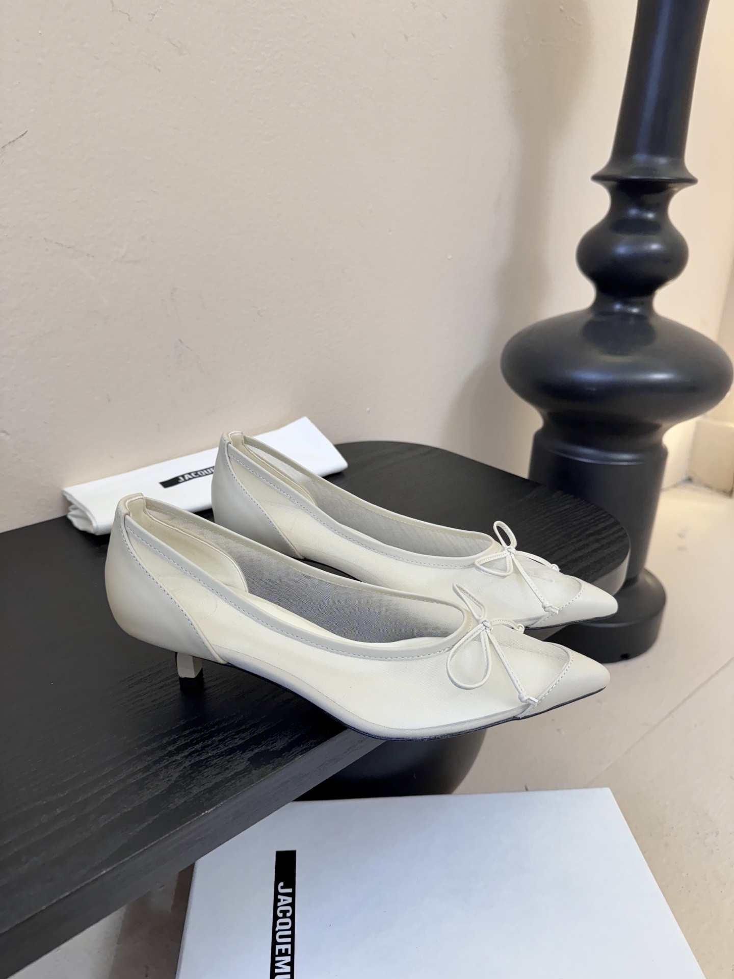 Jacquemu*26ss尖头浅口透气蝴蝶结小高跟酒红款为哑光皮革，质感细腻且自带高级感；米白款是软质皮