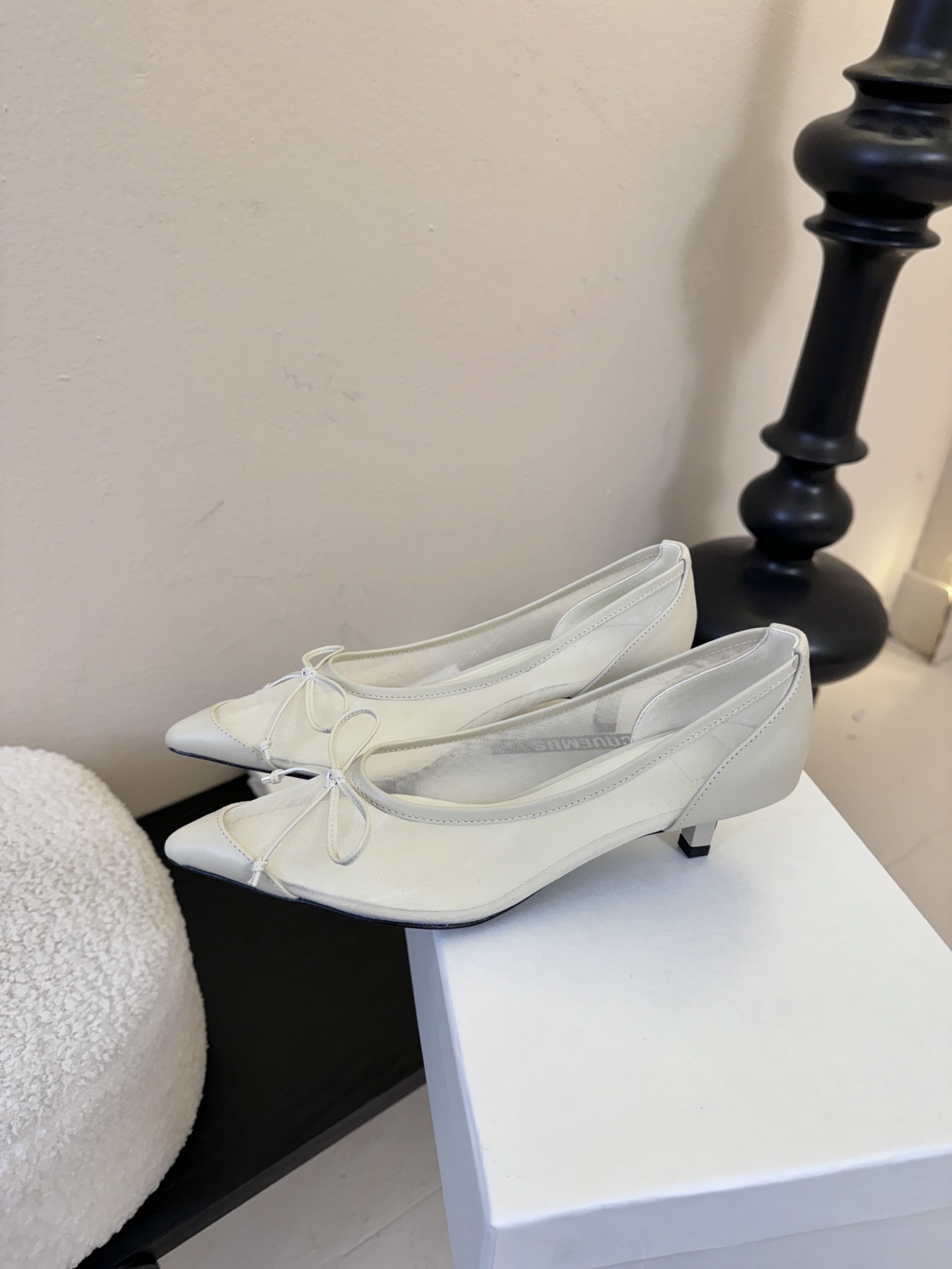 Jacquemu*26ss尖头浅口透气蝴蝶结小高跟酒红款为哑光皮革，质感细腻且自带高级感；米白款是软质皮